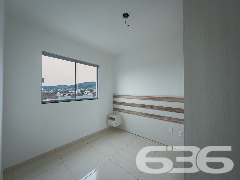 Viva com Conforto e Praticidade no Coração de Joinville!
Este é o seu novo lar, um apartamento pronto para receber você e sua família com todo o conforto e praticidade que merecem. Localizado no bairro Boa Vista, um dos mais desejados de Joinville, este imóvel oferece a combinação perfeita entre localização privilegiada e uma estrutura completa para o seu bem-estar.
O apartamento possui uma área total de 69,48 m², garantindo que você tenha espaço suficiente para viver com qualidade. São 2 dormitórios aconchegantes, ideais para acomodar sua família com privacidade e conforto. A sala de estar e jantar são integradas, criando um ambiente amplo e perfeito para receber amigos e familiares. A cozinha, também conjugada, é funcional e moderna, permitindo que você prepare suas refeições com praticidade.
Um dos grandes destaques do imóvel é a sacada com churrasqueira, que oferece um espaço adicional para seus momentos de lazer, seja para um churrasco em família ou para relaxar após um longo dia. A sacada traz o frescor e a tranquilidade que fazem toda a diferença no dia a dia, além de proporcionar uma vista agradável do bairro.
O apartamento conta ainda com garagem coberta, garantindo a segurança e proteção do seu veículo, e está em um edifício bem estruturado, que oferece portão eletrônico e interfone para sua tranquilidade. Além disso, o imóvel está totalmente murado, o que reforça a segurança e privacidade.
A localização é um dos pontos altos deste apartamento. Situado em uma esquina e em uma rua pavimentada, você terá fácil acesso a vias principais, facilitando sua locomoção. O bairro Boa Vista é conhecido por sua infraestrutura completa, estando próximo a shopping centers, escolas, hospitais, transporte público e diversos serviços essenciais. Isso significa que você terá tudo o que precisa a poucos minutos de casa, proporcionando mais comodidade para o seu dia a dia.
Este apartamento é ideal para quem busca uma vida prática e confortável em Joinville. Pronto para morar, ele permite que você se mude imediatamente, sem preocupações. Além disso, a possibilidade de ter animais de estimação torna este imóvel perfeito para quem não abre mão da companhia dos seus pets.
Não perca a chance de morar em um dos bairros mais valorizados de Joinville, em um apartamento que combina perfeitamente qualidade de vida, segurança e comodidade. Entre em contato conosco e agende uma visita para conhecer de perto o seu novo lar. Estamos à disposição para tirar todas as suas dúvidas e auxiliá-lo em cada etapa do processo de compra.
O imóvel dos seus sonhos está aqui, esperando por você!
636 NEGÓCIOS IMOBILIÁRIOS: A SUA MELHOR ESCOLHA
Com mais de 30 anos de experiência, a 636 Negócios Imobiliários é sua parceira ideal para encontrar o imóvel perfeito. Estamos prontos para ajudá-lo a fazer deste imóvel o seu novo lar.
Telefone: (47) 3451-0636
WhatsApp: (47) 99190-0636
Não perca esta oportunidade única. Visite nosso site para mais informações: i636.com.br