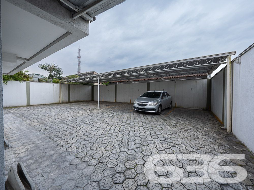 Viva com Conforto e Praticidade no Coração de Joinville!
Este é o seu novo lar, um apartamento pronto para receber você e sua família com todo o conforto e praticidade que merecem. Localizado no bairro Boa Vista, um dos mais desejados de Joinville, este imóvel oferece a combinação perfeita entre localização privilegiada e uma estrutura completa para o seu bem-estar.
O apartamento possui uma área total de 69,48 m², garantindo que você tenha espaço suficiente para viver com qualidade. São 2 dormitórios aconchegantes, ideais para acomodar sua família com privacidade e conforto. A sala de estar e jantar são integradas, criando um ambiente amplo e perfeito para receber amigos e familiares. A cozinha, também conjugada, é funcional e moderna, permitindo que você prepare suas refeições com praticidade.
Um dos grandes destaques do imóvel é a sacada com churrasqueira, que oferece um espaço adicional para seus momentos de lazer, seja para um churrasco em família ou para relaxar após um longo dia. A sacada traz o frescor e a tranquilidade que fazem toda a diferença no dia a dia, além de proporcionar uma vista agradável do bairro.
O apartamento conta ainda com garagem coberta, garantindo a segurança e proteção do seu veículo, e está em um edifício bem estruturado, que oferece portão eletrônico e interfone para sua tranquilidade. Além disso, o imóvel está totalmente murado, o que reforça a segurança e privacidade.
A localização é um dos pontos altos deste apartamento. Situado em uma esquina e em uma rua pavimentada, você terá fácil acesso a vias principais, facilitando sua locomoção. O bairro Boa Vista é conhecido por sua infraestrutura completa, estando próximo a shopping centers, escolas, hospitais, transporte público e diversos serviços essenciais. Isso significa que você terá tudo o que precisa a poucos minutos de casa, proporcionando mais comodidade para o seu dia a dia.
Este apartamento é ideal para quem busca uma vida prática e confortável em Joinville. Pronto para morar, ele permite que você se mude imediatamente, sem preocupações. Além disso, a possibilidade de ter animais de estimação torna este imóvel perfeito para quem não abre mão da companhia dos seus pets.
Não perca a chance de morar em um dos bairros mais valorizados de Joinville, em um apartamento que combina perfeitamente qualidade de vida, segurança e comodidade. Entre em contato conosco e agende uma visita para conhecer de perto o seu novo lar. Estamos à disposição para tirar todas as suas dúvidas e auxiliá-lo em cada etapa do processo de compra.
O imóvel dos seus sonhos está aqui, esperando por você!
636 NEGÓCIOS IMOBILIÁRIOS: A SUA MELHOR ESCOLHA
Com mais de 30 anos de experiência, a 636 Negócios Imobiliários é sua parceira ideal para encontrar o imóvel perfeito. Estamos prontos para ajudá-lo a fazer deste imóvel o seu novo lar.
Telefone: (47) 3451-0636
WhatsApp: (47) 99190-0636
Não perca esta oportunidade única. Visite nosso site para mais informações: i636.com.br