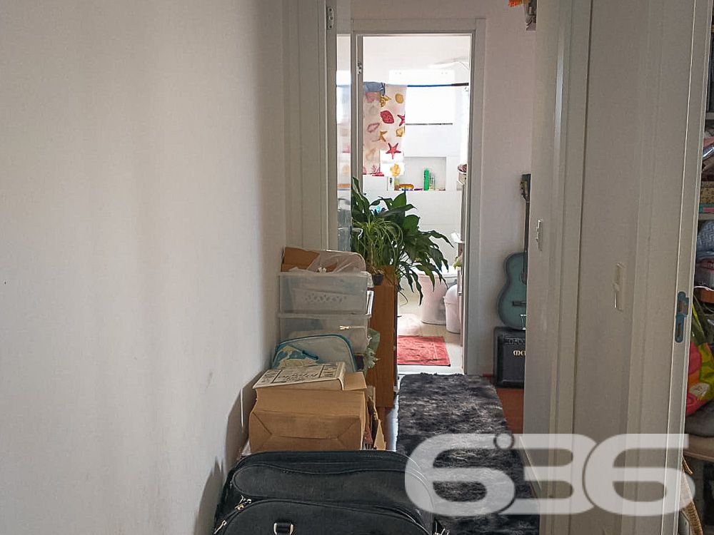 Apresentamos este encantador apartamento localizado no tranquilo bairro Vila Nova em Joinville, SC, uma oportunidade perfeita para quem busca um refúgio acolhedor e conveniente. Este imóvel conta com uma área construída de 73m², projetada para oferecer conforto e praticidade  - ESTUDA PERMUTA

Características do Imóvel:
Quartos: Inclui dormitório aconchegante com janelas amplas permitindo uma iluminação natural esplêndida e uma suíte para garantir sua privacidade e conforto.
Banheiros: São 2 banheiros com acabamentos de alta qualidade, oferecendo praticidade e um design clean.
Sala de Estar/Jantar: Espaço amplo e bem iluminado, ideal para relaxar e para reuniões familiares, com acesso direto à sacada.
Copa e Cozinha: Com design moderno e integrado, perfeita para quem gosta de cozinhar enquanto socializa.
Sacada com Churrasqueira: Espaço gourmet na sacada para desfrutar de momentos especiais com uma vista deslumbrante do bairro.

Mais Comodidades:

Garagem Coberta: Sua segurança e comodidade garantidas com espaço privativo para veículos.
Segurança: Condomínio equipado com portão eletrônico, interfone e sistema de vigilância eletrônica.

Este apartamento não é apenas um lugar para morar, é o cenário perfeito para criar memórias duradouras com sua família. A região de Vila Nova, conhecida por sua tranquilidade, oferece uma qualidade de vida superior com todas as conveniências urbanas por perto, além da proximidade com a natureza e áreas de lazer.

Para aqueles que valorizam a paz e a privacidade, mas não querem abrir mão da conveniência de estar próximo ao centro dinâmico de Joinville, este imóvel é uma escolha acertada. Permita-se viver onde a tranquilidade encontra a conveniência, e cada detalhe é pensado para sua satisfação e bem-estar.

Agende uma visita e venha conhecer seu novo lar dos sonhos no coração de Joinville. Na 636 Negócios Imobiliários, ajudamos você a realizar seus sonhos com a confiança de mais de 30 anos de excelência no mercado imobiliário. Descubra mais sobre este imóvel incrível!
 
636 NEGÓCIOS IMOBILIÁRIOS: A SUA MELHOR ESCOLHA
Com mais de 30 anos de experiência, a 636 Negócios Imobiliários é sua parceira ideal para encontrar o imóvel perfeito. Estamos prontos para ajudá-lo a fazer deste imóvel o seu novo lar.
 
Telefone: (47) 3451-0636
WhatsApp: (47) 99190-0636
 
Não perca esta oportunidade única. Visite nosso site para mais informações: i636.com.br