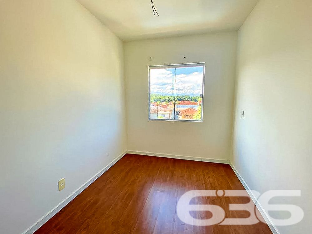 Apresentamos este encantador apartamento localizado no tranquilo bairro Vila Nova em Joinville, SC, uma oportunidade perfeita para quem busca um refúgio acolhedor e conveniente. Este imóvel conta com uma área construída de 73m², projetada para oferecer conforto e praticidade  - ESTUDA PERMUTA

Características do Imóvel:
Quartos: Inclui dormitório aconchegante com janelas amplas permitindo uma iluminação natural esplêndida e uma suíte para garantir sua privacidade e conforto.
Banheiros: São 2 banheiros com acabamentos de alta qualidade, oferecendo praticidade e um design clean.
Sala de Estar/Jantar: Espaço amplo e bem iluminado, ideal para relaxar e para reuniões familiares, com acesso direto à sacada.
Copa e Cozinha: Com design moderno e integrado, perfeita para quem gosta de cozinhar enquanto socializa.
Sacada com Churrasqueira: Espaço gourmet na sacada para desfrutar de momentos especiais com uma vista deslumbrante do bairro.

Mais Comodidades:

Garagem Coberta: Sua segurança e comodidade garantidas com espaço privativo para veículos.
Segurança: Condomínio equipado com portão eletrônico, interfone e sistema de vigilância eletrônica.

Este apartamento não é apenas um lugar para morar, é o cenário perfeito para criar memórias duradouras com sua família. A região de Vila Nova, conhecida por sua tranquilidade, oferece uma qualidade de vida superior com todas as conveniências urbanas por perto, além da proximidade com a natureza e áreas de lazer.

Para aqueles que valorizam a paz e a privacidade, mas não querem abrir mão da conveniência de estar próximo ao centro dinâmico de Joinville, este imóvel é uma escolha acertada. Permita-se viver onde a tranquilidade encontra a conveniência, e cada detalhe é pensado para sua satisfação e bem-estar.

Agende uma visita e venha conhecer seu novo lar dos sonhos no coração de Joinville. Na 636 Negócios Imobiliários, ajudamos você a realizar seus sonhos com a confiança de mais de 30 anos de excelência no mercado imobiliário. Descubra mais sobre este imóvel incrível!
 
636 NEGÓCIOS IMOBILIÁRIOS: A SUA MELHOR ESCOLHA
Com mais de 30 anos de experiência, a 636 Negócios Imobiliários é sua parceira ideal para encontrar o imóvel perfeito. Estamos prontos para ajudá-lo a fazer deste imóvel o seu novo lar.
 
Telefone: (47) 3451-0636
WhatsApp: (47) 99190-0636
 
Não perca esta oportunidade única. Visite nosso site para mais informações: i636.com.br