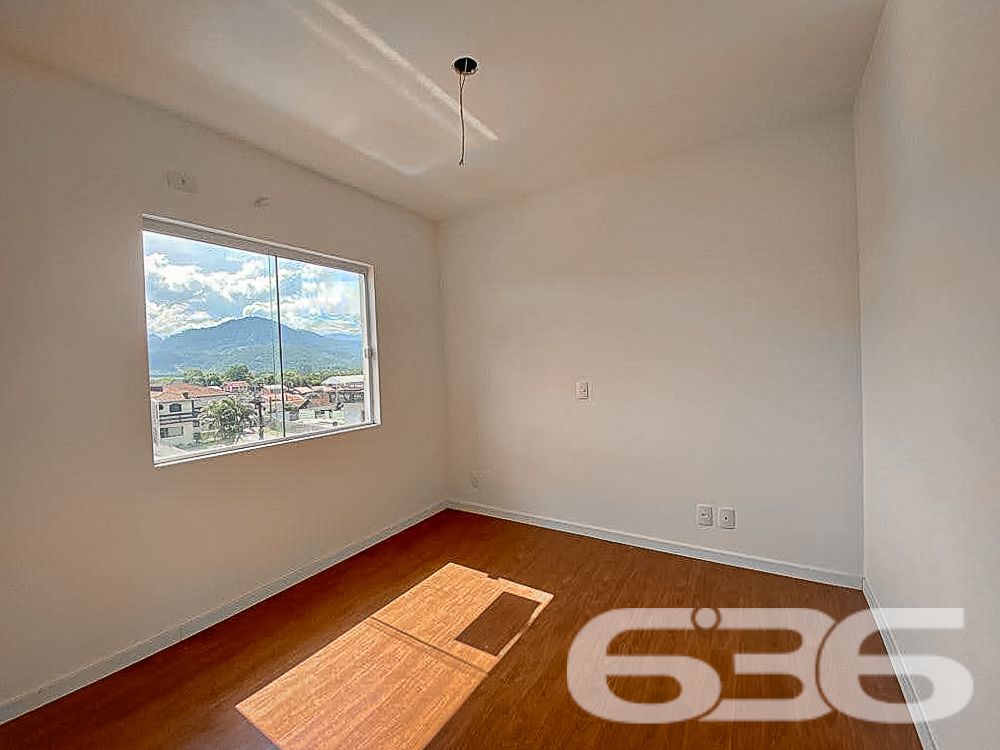 Apresentamos este encantador apartamento localizado no tranquilo bairro Vila Nova em Joinville, SC, uma oportunidade perfeita para quem busca um refúgio acolhedor e conveniente. Este imóvel conta com uma área construída de 73m², projetada para oferecer conforto e praticidade  - ESTUDA PERMUTA

Características do Imóvel:
Quartos: Inclui dormitório aconchegante com janelas amplas permitindo uma iluminação natural esplêndida e uma suíte para garantir sua privacidade e conforto.
Banheiros: São 2 banheiros com acabamentos de alta qualidade, oferecendo praticidade e um design clean.
Sala de Estar/Jantar: Espaço amplo e bem iluminado, ideal para relaxar e para reuniões familiares, com acesso direto à sacada.
Copa e Cozinha: Com design moderno e integrado, perfeita para quem gosta de cozinhar enquanto socializa.
Sacada com Churrasqueira: Espaço gourmet na sacada para desfrutar de momentos especiais com uma vista deslumbrante do bairro.

Mais Comodidades:

Garagem Coberta: Sua segurança e comodidade garantidas com espaço privativo para veículos.
Segurança: Condomínio equipado com portão eletrônico, interfone e sistema de vigilância eletrônica.

Este apartamento não é apenas um lugar para morar, é o cenário perfeito para criar memórias duradouras com sua família. A região de Vila Nova, conhecida por sua tranquilidade, oferece uma qualidade de vida superior com todas as conveniências urbanas por perto, além da proximidade com a natureza e áreas de lazer.

Para aqueles que valorizam a paz e a privacidade, mas não querem abrir mão da conveniência de estar próximo ao centro dinâmico de Joinville, este imóvel é uma escolha acertada. Permita-se viver onde a tranquilidade encontra a conveniência, e cada detalhe é pensado para sua satisfação e bem-estar.

Agende uma visita e venha conhecer seu novo lar dos sonhos no coração de Joinville. Na 636 Negócios Imobiliários, ajudamos você a realizar seus sonhos com a confiança de mais de 30 anos de excelência no mercado imobiliário. Descubra mais sobre este imóvel incrível!
 
636 NEGÓCIOS IMOBILIÁRIOS: A SUA MELHOR ESCOLHA
Com mais de 30 anos de experiência, a 636 Negócios Imobiliários é sua parceira ideal para encontrar o imóvel perfeito. Estamos prontos para ajudá-lo a fazer deste imóvel o seu novo lar.
 
Telefone: (47) 3451-0636
WhatsApp: (47) 99190-0636
 
Não perca esta oportunidade única. Visite nosso site para mais informações: i636.com.br