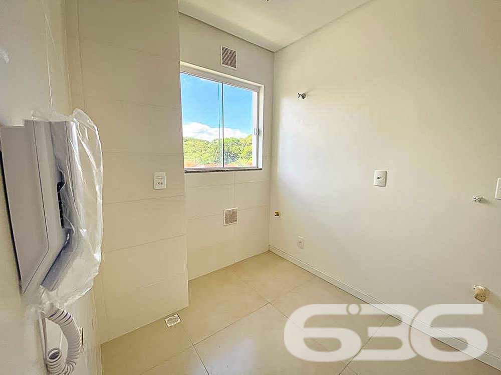 Apresentamos este encantador apartamento localizado no tranquilo bairro Vila Nova em Joinville, SC, uma oportunidade perfeita para quem busca um refúgio acolhedor e conveniente. Este imóvel conta com uma área construída de 73m², projetada para oferecer conforto e praticidade  - ESTUDA PERMUTA

Características do Imóvel:
Quartos: Inclui dormitório aconchegante com janelas amplas permitindo uma iluminação natural esplêndida e uma suíte para garantir sua privacidade e conforto.
Banheiros: São 2 banheiros com acabamentos de alta qualidade, oferecendo praticidade e um design clean.
Sala de Estar/Jantar: Espaço amplo e bem iluminado, ideal para relaxar e para reuniões familiares, com acesso direto à sacada.
Copa e Cozinha: Com design moderno e integrado, perfeita para quem gosta de cozinhar enquanto socializa.
Sacada com Churrasqueira: Espaço gourmet na sacada para desfrutar de momentos especiais com uma vista deslumbrante do bairro.

Mais Comodidades:

Garagem Coberta: Sua segurança e comodidade garantidas com espaço privativo para veículos.
Segurança: Condomínio equipado com portão eletrônico, interfone e sistema de vigilância eletrônica.

Este apartamento não é apenas um lugar para morar, é o cenário perfeito para criar memórias duradouras com sua família. A região de Vila Nova, conhecida por sua tranquilidade, oferece uma qualidade de vida superior com todas as conveniências urbanas por perto, além da proximidade com a natureza e áreas de lazer.

Para aqueles que valorizam a paz e a privacidade, mas não querem abrir mão da conveniência de estar próximo ao centro dinâmico de Joinville, este imóvel é uma escolha acertada. Permita-se viver onde a tranquilidade encontra a conveniência, e cada detalhe é pensado para sua satisfação e bem-estar.

Agende uma visita e venha conhecer seu novo lar dos sonhos no coração de Joinville. Na 636 Negócios Imobiliários, ajudamos você a realizar seus sonhos com a confiança de mais de 30 anos de excelência no mercado imobiliário. Descubra mais sobre este imóvel incrível!
 
636 NEGÓCIOS IMOBILIÁRIOS: A SUA MELHOR ESCOLHA
Com mais de 30 anos de experiência, a 636 Negócios Imobiliários é sua parceira ideal para encontrar o imóvel perfeito. Estamos prontos para ajudá-lo a fazer deste imóvel o seu novo lar.
 
Telefone: (47) 3451-0636
WhatsApp: (47) 99190-0636
 
Não perca esta oportunidade única. Visite nosso site para mais informações: i636.com.br