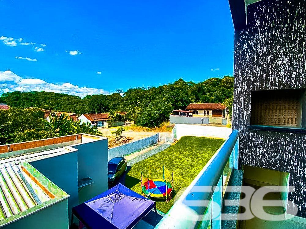 Apresentamos este encantador apartamento localizado no tranquilo bairro Vila Nova em Joinville, SC, uma oportunidade perfeita para quem busca um refúgio acolhedor e conveniente. Este imóvel conta com uma área construída de 73m², projetada para oferecer conforto e praticidade  - ESTUDA PERMUTA

Características do Imóvel:
Quartos: Inclui dormitório aconchegante com janelas amplas permitindo uma iluminação natural esplêndida e uma suíte para garantir sua privacidade e conforto.
Banheiros: São 2 banheiros com acabamentos de alta qualidade, oferecendo praticidade e um design clean.
Sala de Estar/Jantar: Espaço amplo e bem iluminado, ideal para relaxar e para reuniões familiares, com acesso direto à sacada.
Copa e Cozinha: Com design moderno e integrado, perfeita para quem gosta de cozinhar enquanto socializa.
Sacada com Churrasqueira: Espaço gourmet na sacada para desfrutar de momentos especiais com uma vista deslumbrante do bairro.

Mais Comodidades:

Garagem Coberta: Sua segurança e comodidade garantidas com espaço privativo para veículos.
Segurança: Condomínio equipado com portão eletrônico, interfone e sistema de vigilância eletrônica.

Este apartamento não é apenas um lugar para morar, é o cenário perfeito para criar memórias duradouras com sua família. A região de Vila Nova, conhecida por sua tranquilidade, oferece uma qualidade de vida superior com todas as conveniências urbanas por perto, além da proximidade com a natureza e áreas de lazer.

Para aqueles que valorizam a paz e a privacidade, mas não querem abrir mão da conveniência de estar próximo ao centro dinâmico de Joinville, este imóvel é uma escolha acertada. Permita-se viver onde a tranquilidade encontra a conveniência, e cada detalhe é pensado para sua satisfação e bem-estar.

Agende uma visita e venha conhecer seu novo lar dos sonhos no coração de Joinville. Na 636 Negócios Imobiliários, ajudamos você a realizar seus sonhos com a confiança de mais de 30 anos de excelência no mercado imobiliário. Descubra mais sobre este imóvel incrível!
 
636 NEGÓCIOS IMOBILIÁRIOS: A SUA MELHOR ESCOLHA
Com mais de 30 anos de experiência, a 636 Negócios Imobiliários é sua parceira ideal para encontrar o imóvel perfeito. Estamos prontos para ajudá-lo a fazer deste imóvel o seu novo lar.
 
Telefone: (47) 3451-0636
WhatsApp: (47) 99190-0636
 
Não perca esta oportunidade única. Visite nosso site para mais informações: i636.com.br