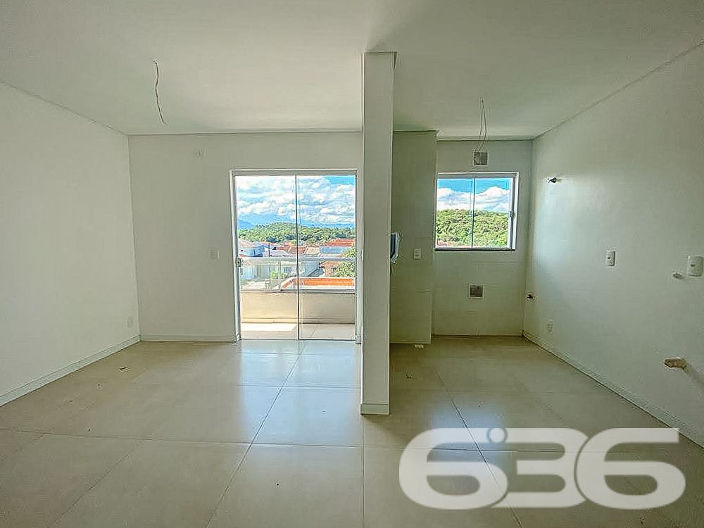 Apresentamos este encantador apartamento localizado no tranquilo bairro Vila Nova em Joinville, SC, uma oportunidade perfeita para quem busca um refúgio acolhedor e conveniente. Este imóvel conta com uma área construída de 73m², projetada para oferecer conforto e praticidade  - ESTUDA PERMUTA

Características do Imóvel:
Quartos: Inclui dormitório aconchegante com janelas amplas permitindo uma iluminação natural esplêndida e uma suíte para garantir sua privacidade e conforto.
Banheiros: São 2 banheiros com acabamentos de alta qualidade, oferecendo praticidade e um design clean.
Sala de Estar/Jantar: Espaço amplo e bem iluminado, ideal para relaxar e para reuniões familiares, com acesso direto à sacada.
Copa e Cozinha: Com design moderno e integrado, perfeita para quem gosta de cozinhar enquanto socializa.
Sacada com Churrasqueira: Espaço gourmet na sacada para desfrutar de momentos especiais com uma vista deslumbrante do bairro.

Mais Comodidades:

Garagem Coberta: Sua segurança e comodidade garantidas com espaço privativo para veículos.
Segurança: Condomínio equipado com portão eletrônico, interfone e sistema de vigilância eletrônica.

Este apartamento não é apenas um lugar para morar, é o cenário perfeito para criar memórias duradouras com sua família. A região de Vila Nova, conhecida por sua tranquilidade, oferece uma qualidade de vida superior com todas as conveniências urbanas por perto, além da proximidade com a natureza e áreas de lazer.

Para aqueles que valorizam a paz e a privacidade, mas não querem abrir mão da conveniência de estar próximo ao centro dinâmico de Joinville, este imóvel é uma escolha acertada. Permita-se viver onde a tranquilidade encontra a conveniência, e cada detalhe é pensado para sua satisfação e bem-estar.

Agende uma visita e venha conhecer seu novo lar dos sonhos no coração de Joinville. Na 636 Negócios Imobiliários, ajudamos você a realizar seus sonhos com a confiança de mais de 30 anos de excelência no mercado imobiliário. Descubra mais sobre este imóvel incrível!
 
636 NEGÓCIOS IMOBILIÁRIOS: A SUA MELHOR ESCOLHA
Com mais de 30 anos de experiência, a 636 Negócios Imobiliários é sua parceira ideal para encontrar o imóvel perfeito. Estamos prontos para ajudá-lo a fazer deste imóvel o seu novo lar.
 
Telefone: (47) 3451-0636
WhatsApp: (47) 99190-0636
 
Não perca esta oportunidade única. Visite nosso site para mais informações: i636.com.br