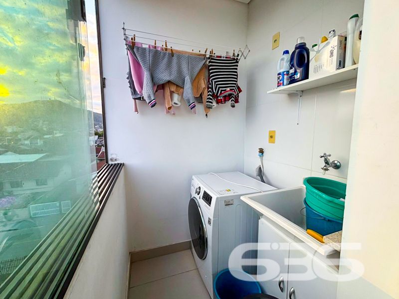 Oportunidade Única para Morar no Bairro Boa Vista, Joinville!

Apresentamos um sofisticado apartamento à venda na vibrante cidade de Joinville, localizado especificamente no acolhedor bairro Boa Vista. Este imóvel contemporâneo, oferece uma experiência de vida excepcional, unindo conforto, praticidade e um estilo de vida moderno em um dos bairros mais desejados de Santa Catarina.

Detalhes do Imóvel:
Com uma área construída de 72,83m², este apartamento foi projetado para maximizar espaço e funcionalidade. A propriedade é composta por dois dormitórios bem iluminados, ideal para atender às necessidades de um casal ou uma pequena família. A sala de estar integrada com a sala de jantar garante um espaço aberto e harmonioso, perfeito para receber amigos e familiares.

A cozinha é um destaque à parte, equipada com móveis planejados que ficarão à disposição do futuro proprietário, proporcionando elegância e praticidade no dia a dia. O imóvel ainda dispõe de uma churrasqueira em suas três amplas sacadas, oferecendo a você a possibilidade de desfrutar de momentos de lazer sem sair de casa.

Conforto e Segurança:
O apartamento está totalmente murado e cercado, com a segurança reforçada por um moderno sistema de cerca elétrica e portão eletrônico. Duas vagas de garagem cobertas asseguram que seus veículos estejam protegidos. Além disso, o imóvel é equipado com interfone e oferece conexão com a internet de alta velocidade por fibra, atendendo a todas as suas necessidades de conectividade.

Localização Privilegiada:
Viver no Boa Vista é sinônimo de conveniência. Este imóvel está estrategicamente posicionado perto de vias de acesso, facilitando deslocamentos pela cidade. A proximidade com shopping centers, escolas, transporte público, hospitais e serviços públicos essenciais proporciona uma experiência de vida urbana sem igual.

Esta é uma oportunidade imperdível para quem busca um lar em Joinville com excelente custo-benefício. Um ambiente construído para quem valoriza a modernidade e deseja aproveitar o melhor da vida em comunidade, sem abdicar de conforto e segurança.

Entre em contato conosco para agendar uma visita e venha conhecer de perto este encantador imóvel. Na 636 Negócios Imobiliários, estamos prontos para tornar seu sonho realidade. Não perca tempo, este apartamento pode ser seu novo lar!
 
636 NEGÓCIOS IMOBILIÁRIOS: A SUA MELHOR ESCOLHA
Com mais de 30 anos de experiência, a 636 Negócios Imobiliários é sua parceira ideal para encontrar o imóvel perfeito. Estamos prontos para ajudá-lo a fazer deste imóvel o seu novo lar.
 
Telefone: (47) 3451-0636
WhatsApp: (47) 99190-0636
 
Não perca esta oportunidade única. Visite nosso site para mais informações: i636.com.br