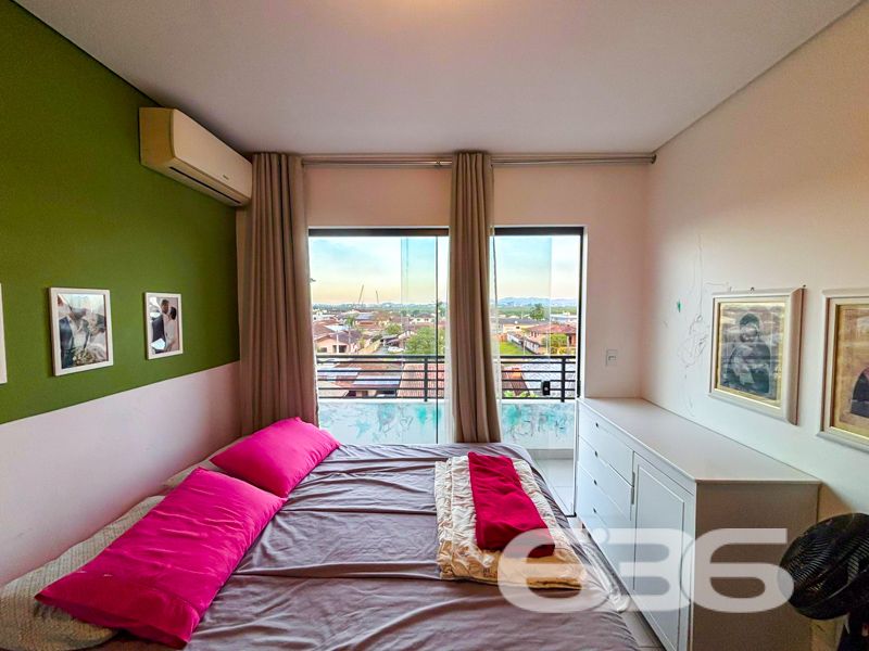 Oportunidade Única para Morar no Bairro Boa Vista, Joinville!

Apresentamos um sofisticado apartamento à venda na vibrante cidade de Joinville, localizado especificamente no acolhedor bairro Boa Vista. Este imóvel contemporâneo, oferece uma experiência de vida excepcional, unindo conforto, praticidade e um estilo de vida moderno em um dos bairros mais desejados de Santa Catarina.

Detalhes do Imóvel:
Com uma área construída de 72,83m², este apartamento foi projetado para maximizar espaço e funcionalidade. A propriedade é composta por dois dormitórios bem iluminados, ideal para atender às necessidades de um casal ou uma pequena família. A sala de estar integrada com a sala de jantar garante um espaço aberto e harmonioso, perfeito para receber amigos e familiares.

A cozinha é um destaque à parte, equipada com móveis planejados que ficarão à disposição do futuro proprietário, proporcionando elegância e praticidade no dia a dia. O imóvel ainda dispõe de uma churrasqueira em suas três amplas sacadas, oferecendo a você a possibilidade de desfrutar de momentos de lazer sem sair de casa.

Conforto e Segurança:
O apartamento está totalmente murado e cercado, com a segurança reforçada por um moderno sistema de cerca elétrica e portão eletrônico. Duas vagas de garagem cobertas asseguram que seus veículos estejam protegidos. Além disso, o imóvel é equipado com interfone e oferece conexão com a internet de alta velocidade por fibra, atendendo a todas as suas necessidades de conectividade.

Localização Privilegiada:
Viver no Boa Vista é sinônimo de conveniência. Este imóvel está estrategicamente posicionado perto de vias de acesso, facilitando deslocamentos pela cidade. A proximidade com shopping centers, escolas, transporte público, hospitais e serviços públicos essenciais proporciona uma experiência de vida urbana sem igual.

Esta é uma oportunidade imperdível para quem busca um lar em Joinville com excelente custo-benefício. Um ambiente construído para quem valoriza a modernidade e deseja aproveitar o melhor da vida em comunidade, sem abdicar de conforto e segurança.

Entre em contato conosco para agendar uma visita e venha conhecer de perto este encantador imóvel. Na 636 Negócios Imobiliários, estamos prontos para tornar seu sonho realidade. Não perca tempo, este apartamento pode ser seu novo lar!
 
636 NEGÓCIOS IMOBILIÁRIOS: A SUA MELHOR ESCOLHA
Com mais de 30 anos de experiência, a 636 Negócios Imobiliários é sua parceira ideal para encontrar o imóvel perfeito. Estamos prontos para ajudá-lo a fazer deste imóvel o seu novo lar.
 
Telefone: (47) 3451-0636
WhatsApp: (47) 99190-0636
 
Não perca esta oportunidade única. Visite nosso site para mais informações: i636.com.br