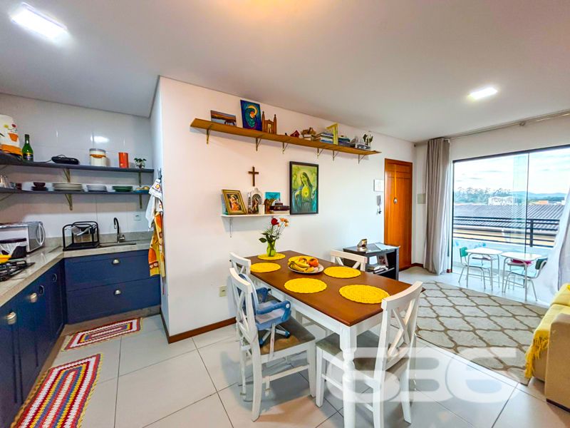 Oportunidade Única para Morar no Bairro Boa Vista, Joinville!

Apresentamos um sofisticado apartamento à venda na vibrante cidade de Joinville, localizado especificamente no acolhedor bairro Boa Vista. Este imóvel contemporâneo, oferece uma experiência de vida excepcional, unindo conforto, praticidade e um estilo de vida moderno em um dos bairros mais desejados de Santa Catarina.

Detalhes do Imóvel:
Com uma área construída de 72,83m², este apartamento foi projetado para maximizar espaço e funcionalidade. A propriedade é composta por dois dormitórios bem iluminados, ideal para atender às necessidades de um casal ou uma pequena família. A sala de estar integrada com a sala de jantar garante um espaço aberto e harmonioso, perfeito para receber amigos e familiares.

A cozinha é um destaque à parte, equipada com móveis planejados que ficarão à disposição do futuro proprietário, proporcionando elegância e praticidade no dia a dia. O imóvel ainda dispõe de uma churrasqueira em suas três amplas sacadas, oferecendo a você a possibilidade de desfrutar de momentos de lazer sem sair de casa.

Conforto e Segurança:
O apartamento está totalmente murado e cercado, com a segurança reforçada por um moderno sistema de cerca elétrica e portão eletrônico. Duas vagas de garagem cobertas asseguram que seus veículos estejam protegidos. Além disso, o imóvel é equipado com interfone e oferece conexão com a internet de alta velocidade por fibra, atendendo a todas as suas necessidades de conectividade.

Localização Privilegiada:
Viver no Boa Vista é sinônimo de conveniência. Este imóvel está estrategicamente posicionado perto de vias de acesso, facilitando deslocamentos pela cidade. A proximidade com shopping centers, escolas, transporte público, hospitais e serviços públicos essenciais proporciona uma experiência de vida urbana sem igual.

Esta é uma oportunidade imperdível para quem busca um lar em Joinville com excelente custo-benefício. Um ambiente construído para quem valoriza a modernidade e deseja aproveitar o melhor da vida em comunidade, sem abdicar de conforto e segurança.

Entre em contato conosco para agendar uma visita e venha conhecer de perto este encantador imóvel. Na 636 Negócios Imobiliários, estamos prontos para tornar seu sonho realidade. Não perca tempo, este apartamento pode ser seu novo lar!
 
636 NEGÓCIOS IMOBILIÁRIOS: A SUA MELHOR ESCOLHA
Com mais de 30 anos de experiência, a 636 Negócios Imobiliários é sua parceira ideal para encontrar o imóvel perfeito. Estamos prontos para ajudá-lo a fazer deste imóvel o seu novo lar.
 
Telefone: (47) 3451-0636
WhatsApp: (47) 99190-0636
 
Não perca esta oportunidade única. Visite nosso site para mais informações: i636.com.br
