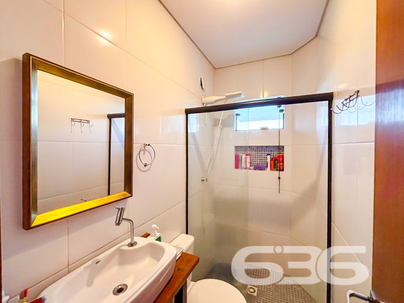 Oportunidade Única para Morar no Bairro Boa Vista, Joinville!

Apresentamos um sofisticado apartamento à venda na vibrante cidade de Joinville, localizado especificamente no acolhedor bairro Boa Vista. Este imóvel contemporâneo, oferece uma experiência de vida excepcional, unindo conforto, praticidade e um estilo de vida moderno em um dos bairros mais desejados de Santa Catarina.

Detalhes do Imóvel:
Com uma área construída de 72,83m², este apartamento foi projetado para maximizar espaço e funcionalidade. A propriedade é composta por dois dormitórios bem iluminados, ideal para atender às necessidades de um casal ou uma pequena família. A sala de estar integrada com a sala de jantar garante um espaço aberto e harmonioso, perfeito para receber amigos e familiares.

A cozinha é um destaque à parte, equipada com móveis planejados que ficarão à disposição do futuro proprietário, proporcionando elegância e praticidade no dia a dia. O imóvel ainda dispõe de uma churrasqueira em suas três amplas sacadas, oferecendo a você a possibilidade de desfrutar de momentos de lazer sem sair de casa.

Conforto e Segurança:
O apartamento está totalmente murado e cercado, com a segurança reforçada por um moderno sistema de cerca elétrica e portão eletrônico. Duas vagas de garagem cobertas asseguram que seus veículos estejam protegidos. Além disso, o imóvel é equipado com interfone e oferece conexão com a internet de alta velocidade por fibra, atendendo a todas as suas necessidades de conectividade.

Localização Privilegiada:
Viver no Boa Vista é sinônimo de conveniência. Este imóvel está estrategicamente posicionado perto de vias de acesso, facilitando deslocamentos pela cidade. A proximidade com shopping centers, escolas, transporte público, hospitais e serviços públicos essenciais proporciona uma experiência de vida urbana sem igual.

Esta é uma oportunidade imperdível para quem busca um lar em Joinville com excelente custo-benefício. Um ambiente construído para quem valoriza a modernidade e deseja aproveitar o melhor da vida em comunidade, sem abdicar de conforto e segurança.

Entre em contato conosco para agendar uma visita e venha conhecer de perto este encantador imóvel. Na 636 Negócios Imobiliários, estamos prontos para tornar seu sonho realidade. Não perca tempo, este apartamento pode ser seu novo lar!
 
636 NEGÓCIOS IMOBILIÁRIOS: A SUA MELHOR ESCOLHA
Com mais de 30 anos de experiência, a 636 Negócios Imobiliários é sua parceira ideal para encontrar o imóvel perfeito. Estamos prontos para ajudá-lo a fazer deste imóvel o seu novo lar.
 
Telefone: (47) 3451-0636
WhatsApp: (47) 99190-0636
 
Não perca esta oportunidade única. Visite nosso site para mais informações: i636.com.br