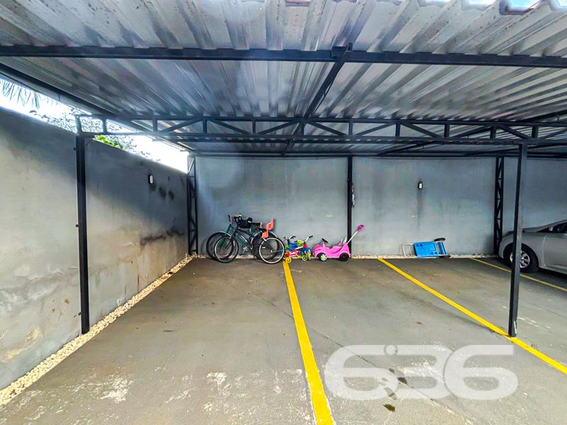 Oportunidade Única para Morar no Bairro Boa Vista, Joinville!

Apresentamos um sofisticado apartamento à venda na vibrante cidade de Joinville, localizado especificamente no acolhedor bairro Boa Vista. Este imóvel contemporâneo, oferece uma experiência de vida excepcional, unindo conforto, praticidade e um estilo de vida moderno em um dos bairros mais desejados de Santa Catarina.

Detalhes do Imóvel:
Com uma área construída de 72,83m², este apartamento foi projetado para maximizar espaço e funcionalidade. A propriedade é composta por dois dormitórios bem iluminados, ideal para atender às necessidades de um casal ou uma pequena família. A sala de estar integrada com a sala de jantar garante um espaço aberto e harmonioso, perfeito para receber amigos e familiares.

A cozinha é um destaque à parte, equipada com móveis planejados que ficarão à disposição do futuro proprietário, proporcionando elegância e praticidade no dia a dia. O imóvel ainda dispõe de uma churrasqueira em suas três amplas sacadas, oferecendo a você a possibilidade de desfrutar de momentos de lazer sem sair de casa.

Conforto e Segurança:
O apartamento está totalmente murado e cercado, com a segurança reforçada por um moderno sistema de cerca elétrica e portão eletrônico. Duas vagas de garagem cobertas asseguram que seus veículos estejam protegidos. Além disso, o imóvel é equipado com interfone e oferece conexão com a internet de alta velocidade por fibra, atendendo a todas as suas necessidades de conectividade.

Localização Privilegiada:
Viver no Boa Vista é sinônimo de conveniência. Este imóvel está estrategicamente posicionado perto de vias de acesso, facilitando deslocamentos pela cidade. A proximidade com shopping centers, escolas, transporte público, hospitais e serviços públicos essenciais proporciona uma experiência de vida urbana sem igual.

Esta é uma oportunidade imperdível para quem busca um lar em Joinville com excelente custo-benefício. Um ambiente construído para quem valoriza a modernidade e deseja aproveitar o melhor da vida em comunidade, sem abdicar de conforto e segurança.

Entre em contato conosco para agendar uma visita e venha conhecer de perto este encantador imóvel. Na 636 Negócios Imobiliários, estamos prontos para tornar seu sonho realidade. Não perca tempo, este apartamento pode ser seu novo lar!
 
636 NEGÓCIOS IMOBILIÁRIOS: A SUA MELHOR ESCOLHA
Com mais de 30 anos de experiência, a 636 Negócios Imobiliários é sua parceira ideal para encontrar o imóvel perfeito. Estamos prontos para ajudá-lo a fazer deste imóvel o seu novo lar.
 
Telefone: (47) 3451-0636
WhatsApp: (47) 99190-0636
 
Não perca esta oportunidade única. Visite nosso site para mais informações: i636.com.br