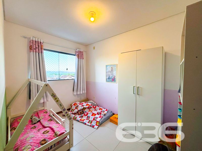Oportunidade Única para Morar no Bairro Boa Vista, Joinville!

Apresentamos um sofisticado apartamento à venda na vibrante cidade de Joinville, localizado especificamente no acolhedor bairro Boa Vista. Este imóvel contemporâneo, oferece uma experiência de vida excepcional, unindo conforto, praticidade e um estilo de vida moderno em um dos bairros mais desejados de Santa Catarina.

Detalhes do Imóvel:
Com uma área construída de 72,83m², este apartamento foi projetado para maximizar espaço e funcionalidade. A propriedade é composta por dois dormitórios bem iluminados, ideal para atender às necessidades de um casal ou uma pequena família. A sala de estar integrada com a sala de jantar garante um espaço aberto e harmonioso, perfeito para receber amigos e familiares.

A cozinha é um destaque à parte, equipada com móveis planejados que ficarão à disposição do futuro proprietário, proporcionando elegância e praticidade no dia a dia. O imóvel ainda dispõe de uma churrasqueira em suas três amplas sacadas, oferecendo a você a possibilidade de desfrutar de momentos de lazer sem sair de casa.

Conforto e Segurança:
O apartamento está totalmente murado e cercado, com a segurança reforçada por um moderno sistema de cerca elétrica e portão eletrônico. Duas vagas de garagem cobertas asseguram que seus veículos estejam protegidos. Além disso, o imóvel é equipado com interfone e oferece conexão com a internet de alta velocidade por fibra, atendendo a todas as suas necessidades de conectividade.

Localização Privilegiada:
Viver no Boa Vista é sinônimo de conveniência. Este imóvel está estrategicamente posicionado perto de vias de acesso, facilitando deslocamentos pela cidade. A proximidade com shopping centers, escolas, transporte público, hospitais e serviços públicos essenciais proporciona uma experiência de vida urbana sem igual.

Esta é uma oportunidade imperdível para quem busca um lar em Joinville com excelente custo-benefício. Um ambiente construído para quem valoriza a modernidade e deseja aproveitar o melhor da vida em comunidade, sem abdicar de conforto e segurança.

Entre em contato conosco para agendar uma visita e venha conhecer de perto este encantador imóvel. Na 636 Negócios Imobiliários, estamos prontos para tornar seu sonho realidade. Não perca tempo, este apartamento pode ser seu novo lar!
 
636 NEGÓCIOS IMOBILIÁRIOS: A SUA MELHOR ESCOLHA
Com mais de 30 anos de experiência, a 636 Negócios Imobiliários é sua parceira ideal para encontrar o imóvel perfeito. Estamos prontos para ajudá-lo a fazer deste imóvel o seu novo lar.
 
Telefone: (47) 3451-0636
WhatsApp: (47) 99190-0636
 
Não perca esta oportunidade única. Visite nosso site para mais informações: i636.com.br