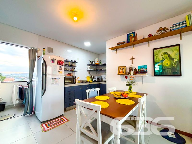 Oportunidade Única para Morar no Bairro Boa Vista, Joinville!

Apresentamos um sofisticado apartamento à venda na vibrante cidade de Joinville, localizado especificamente no acolhedor bairro Boa Vista. Este imóvel contemporâneo, oferece uma experiência de vida excepcional, unindo conforto, praticidade e um estilo de vida moderno em um dos bairros mais desejados de Santa Catarina.

Detalhes do Imóvel:
Com uma área construída de 72,83m², este apartamento foi projetado para maximizar espaço e funcionalidade. A propriedade é composta por dois dormitórios bem iluminados, ideal para atender às necessidades de um casal ou uma pequena família. A sala de estar integrada com a sala de jantar garante um espaço aberto e harmonioso, perfeito para receber amigos e familiares.

A cozinha é um destaque à parte, equipada com móveis planejados que ficarão à disposição do futuro proprietário, proporcionando elegância e praticidade no dia a dia. O imóvel ainda dispõe de uma churrasqueira em suas três amplas sacadas, oferecendo a você a possibilidade de desfrutar de momentos de lazer sem sair de casa.

Conforto e Segurança:
O apartamento está totalmente murado e cercado, com a segurança reforçada por um moderno sistema de cerca elétrica e portão eletrônico. Duas vagas de garagem cobertas asseguram que seus veículos estejam protegidos. Além disso, o imóvel é equipado com interfone e oferece conexão com a internet de alta velocidade por fibra, atendendo a todas as suas necessidades de conectividade.

Localização Privilegiada:
Viver no Boa Vista é sinônimo de conveniência. Este imóvel está estrategicamente posicionado perto de vias de acesso, facilitando deslocamentos pela cidade. A proximidade com shopping centers, escolas, transporte público, hospitais e serviços públicos essenciais proporciona uma experiência de vida urbana sem igual.

Esta é uma oportunidade imperdível para quem busca um lar em Joinville com excelente custo-benefício. Um ambiente construído para quem valoriza a modernidade e deseja aproveitar o melhor da vida em comunidade, sem abdicar de conforto e segurança.

Entre em contato conosco para agendar uma visita e venha conhecer de perto este encantador imóvel. Na 636 Negócios Imobiliários, estamos prontos para tornar seu sonho realidade. Não perca tempo, este apartamento pode ser seu novo lar!
 
636 NEGÓCIOS IMOBILIÁRIOS: A SUA MELHOR ESCOLHA
Com mais de 30 anos de experiência, a 636 Negócios Imobiliários é sua parceira ideal para encontrar o imóvel perfeito. Estamos prontos para ajudá-lo a fazer deste imóvel o seu novo lar.
 
Telefone: (47) 3451-0636
WhatsApp: (47) 99190-0636
 
Não perca esta oportunidade única. Visite nosso site para mais informações: i636.com.br