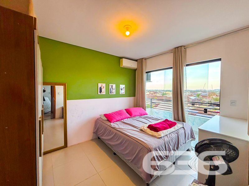 Oportunidade Única para Morar no Bairro Boa Vista, Joinville!

Apresentamos um sofisticado apartamento à venda na vibrante cidade de Joinville, localizado especificamente no acolhedor bairro Boa Vista. Este imóvel contemporâneo, oferece uma experiência de vida excepcional, unindo conforto, praticidade e um estilo de vida moderno em um dos bairros mais desejados de Santa Catarina.

Detalhes do Imóvel:
Com uma área construída de 72,83m², este apartamento foi projetado para maximizar espaço e funcionalidade. A propriedade é composta por dois dormitórios bem iluminados, ideal para atender às necessidades de um casal ou uma pequena família. A sala de estar integrada com a sala de jantar garante um espaço aberto e harmonioso, perfeito para receber amigos e familiares.

A cozinha é um destaque à parte, equipada com móveis planejados que ficarão à disposição do futuro proprietário, proporcionando elegância e praticidade no dia a dia. O imóvel ainda dispõe de uma churrasqueira em suas três amplas sacadas, oferecendo a você a possibilidade de desfrutar de momentos de lazer sem sair de casa.

Conforto e Segurança:
O apartamento está totalmente murado e cercado, com a segurança reforçada por um moderno sistema de cerca elétrica e portão eletrônico. Duas vagas de garagem cobertas asseguram que seus veículos estejam protegidos. Além disso, o imóvel é equipado com interfone e oferece conexão com a internet de alta velocidade por fibra, atendendo a todas as suas necessidades de conectividade.

Localização Privilegiada:
Viver no Boa Vista é sinônimo de conveniência. Este imóvel está estrategicamente posicionado perto de vias de acesso, facilitando deslocamentos pela cidade. A proximidade com shopping centers, escolas, transporte público, hospitais e serviços públicos essenciais proporciona uma experiência de vida urbana sem igual.

Esta é uma oportunidade imperdível para quem busca um lar em Joinville com excelente custo-benefício. Um ambiente construído para quem valoriza a modernidade e deseja aproveitar o melhor da vida em comunidade, sem abdicar de conforto e segurança.

Entre em contato conosco para agendar uma visita e venha conhecer de perto este encantador imóvel. Na 636 Negócios Imobiliários, estamos prontos para tornar seu sonho realidade. Não perca tempo, este apartamento pode ser seu novo lar!
 
636 NEGÓCIOS IMOBILIÁRIOS: A SUA MELHOR ESCOLHA
Com mais de 30 anos de experiência, a 636 Negócios Imobiliários é sua parceira ideal para encontrar o imóvel perfeito. Estamos prontos para ajudá-lo a fazer deste imóvel o seu novo lar.
 
Telefone: (47) 3451-0636
WhatsApp: (47) 99190-0636
 
Não perca esta oportunidade única. Visite nosso site para mais informações: i636.com.br