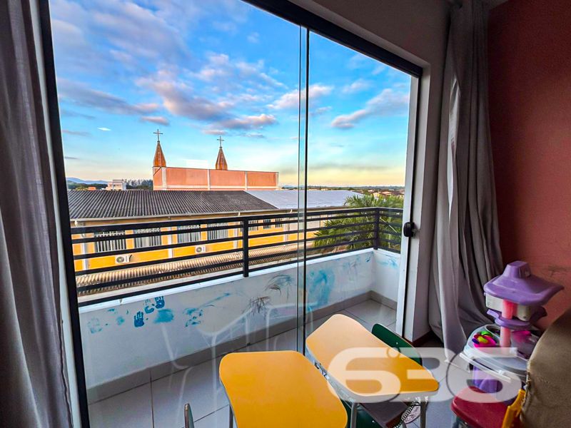 Oportunidade Única para Morar no Bairro Boa Vista, Joinville!

Apresentamos um sofisticado apartamento à venda na vibrante cidade de Joinville, localizado especificamente no acolhedor bairro Boa Vista. Este imóvel contemporâneo, oferece uma experiência de vida excepcional, unindo conforto, praticidade e um estilo de vida moderno em um dos bairros mais desejados de Santa Catarina.

Detalhes do Imóvel:
Com uma área construída de 72,83m², este apartamento foi projetado para maximizar espaço e funcionalidade. A propriedade é composta por dois dormitórios bem iluminados, ideal para atender às necessidades de um casal ou uma pequena família. A sala de estar integrada com a sala de jantar garante um espaço aberto e harmonioso, perfeito para receber amigos e familiares.

A cozinha é um destaque à parte, equipada com móveis planejados que ficarão à disposição do futuro proprietário, proporcionando elegância e praticidade no dia a dia. O imóvel ainda dispõe de uma churrasqueira em suas três amplas sacadas, oferecendo a você a possibilidade de desfrutar de momentos de lazer sem sair de casa.

Conforto e Segurança:
O apartamento está totalmente murado e cercado, com a segurança reforçada por um moderno sistema de cerca elétrica e portão eletrônico. Duas vagas de garagem cobertas asseguram que seus veículos estejam protegidos. Além disso, o imóvel é equipado com interfone e oferece conexão com a internet de alta velocidade por fibra, atendendo a todas as suas necessidades de conectividade.

Localização Privilegiada:
Viver no Boa Vista é sinônimo de conveniência. Este imóvel está estrategicamente posicionado perto de vias de acesso, facilitando deslocamentos pela cidade. A proximidade com shopping centers, escolas, transporte público, hospitais e serviços públicos essenciais proporciona uma experiência de vida urbana sem igual.

Esta é uma oportunidade imperdível para quem busca um lar em Joinville com excelente custo-benefício. Um ambiente construído para quem valoriza a modernidade e deseja aproveitar o melhor da vida em comunidade, sem abdicar de conforto e segurança.

Entre em contato conosco para agendar uma visita e venha conhecer de perto este encantador imóvel. Na 636 Negócios Imobiliários, estamos prontos para tornar seu sonho realidade. Não perca tempo, este apartamento pode ser seu novo lar!
 
636 NEGÓCIOS IMOBILIÁRIOS: A SUA MELHOR ESCOLHA
Com mais de 30 anos de experiência, a 636 Negócios Imobiliários é sua parceira ideal para encontrar o imóvel perfeito. Estamos prontos para ajudá-lo a fazer deste imóvel o seu novo lar.
 
Telefone: (47) 3451-0636
WhatsApp: (47) 99190-0636
 
Não perca esta oportunidade única. Visite nosso site para mais informações: i636.com.br