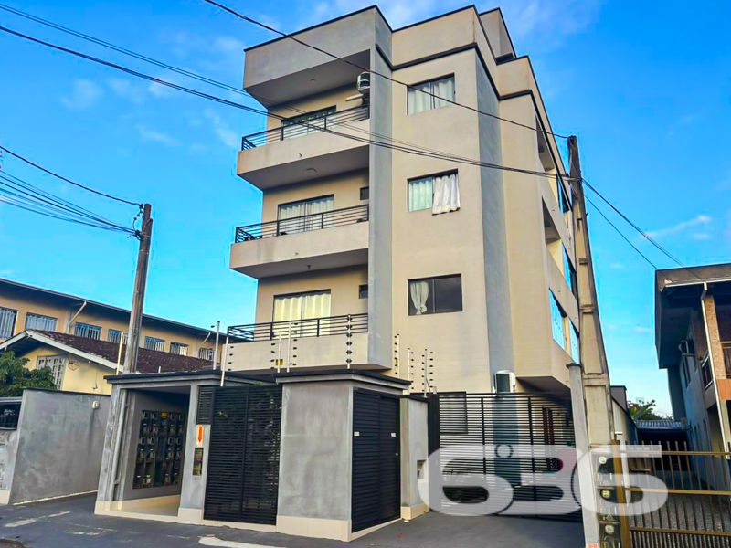 Oportunidade Única para Morar no Bairro Boa Vista, Joinville!

Apresentamos um sofisticado apartamento à venda na vibrante cidade de Joinville, localizado especificamente no acolhedor bairro Boa Vista. Este imóvel contemporâneo, oferece uma experiência de vida excepcional, unindo conforto, praticidade e um estilo de vida moderno em um dos bairros mais desejados de Santa Catarina.

Detalhes do Imóvel:
Com uma área construída de 72,83m², este apartamento foi projetado para maximizar espaço e funcionalidade. A propriedade é composta por dois dormitórios bem iluminados, ideal para atender às necessidades de um casal ou uma pequena família. A sala de estar integrada com a sala de jantar garante um espaço aberto e harmonioso, perfeito para receber amigos e familiares.

A cozinha é um destaque à parte, equipada com móveis planejados que ficarão à disposição do futuro proprietário, proporcionando elegância e praticidade no dia a dia. O imóvel ainda dispõe de uma churrasqueira em suas três amplas sacadas, oferecendo a você a possibilidade de desfrutar de momentos de lazer sem sair de casa.

Conforto e Segurança:
O apartamento está totalmente murado e cercado, com a segurança reforçada por um moderno sistema de cerca elétrica e portão eletrônico. Duas vagas de garagem cobertas asseguram que seus veículos estejam protegidos. Além disso, o imóvel é equipado com interfone e oferece conexão com a internet de alta velocidade por fibra, atendendo a todas as suas necessidades de conectividade.

Localização Privilegiada:
Viver no Boa Vista é sinônimo de conveniência. Este imóvel está estrategicamente posicionado perto de vias de acesso, facilitando deslocamentos pela cidade. A proximidade com shopping centers, escolas, transporte público, hospitais e serviços públicos essenciais proporciona uma experiência de vida urbana sem igual.

Esta é uma oportunidade imperdível para quem busca um lar em Joinville com excelente custo-benefício. Um ambiente construído para quem valoriza a modernidade e deseja aproveitar o melhor da vida em comunidade, sem abdicar de conforto e segurança.

Entre em contato conosco para agendar uma visita e venha conhecer de perto este encantador imóvel. Na 636 Negócios Imobiliários, estamos prontos para tornar seu sonho realidade. Não perca tempo, este apartamento pode ser seu novo lar!
 
636 NEGÓCIOS IMOBILIÁRIOS: A SUA MELHOR ESCOLHA
Com mais de 30 anos de experiência, a 636 Negócios Imobiliários é sua parceira ideal para encontrar o imóvel perfeito. Estamos prontos para ajudá-lo a fazer deste imóvel o seu novo lar.
 
Telefone: (47) 3451-0636
WhatsApp: (47) 99190-0636
 
Não perca esta oportunidade única. Visite nosso site para mais informações: i636.com.br