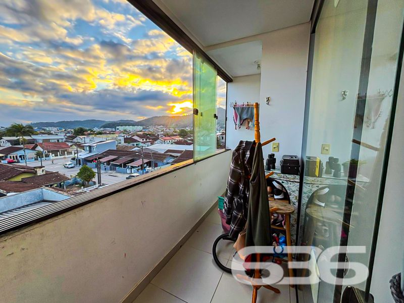 Oportunidade Única para Morar no Bairro Boa Vista, Joinville!

Apresentamos um sofisticado apartamento à venda na vibrante cidade de Joinville, localizado especificamente no acolhedor bairro Boa Vista. Este imóvel contemporâneo, oferece uma experiência de vida excepcional, unindo conforto, praticidade e um estilo de vida moderno em um dos bairros mais desejados de Santa Catarina.

Detalhes do Imóvel:
Com uma área construída de 72,83m², este apartamento foi projetado para maximizar espaço e funcionalidade. A propriedade é composta por dois dormitórios bem iluminados, ideal para atender às necessidades de um casal ou uma pequena família. A sala de estar integrada com a sala de jantar garante um espaço aberto e harmonioso, perfeito para receber amigos e familiares.

A cozinha é um destaque à parte, equipada com móveis planejados que ficarão à disposição do futuro proprietário, proporcionando elegância e praticidade no dia a dia. O imóvel ainda dispõe de uma churrasqueira em suas três amplas sacadas, oferecendo a você a possibilidade de desfrutar de momentos de lazer sem sair de casa.

Conforto e Segurança:
O apartamento está totalmente murado e cercado, com a segurança reforçada por um moderno sistema de cerca elétrica e portão eletrônico. Duas vagas de garagem cobertas asseguram que seus veículos estejam protegidos. Além disso, o imóvel é equipado com interfone e oferece conexão com a internet de alta velocidade por fibra, atendendo a todas as suas necessidades de conectividade.

Localização Privilegiada:
Viver no Boa Vista é sinônimo de conveniência. Este imóvel está estrategicamente posicionado perto de vias de acesso, facilitando deslocamentos pela cidade. A proximidade com shopping centers, escolas, transporte público, hospitais e serviços públicos essenciais proporciona uma experiência de vida urbana sem igual.

Esta é uma oportunidade imperdível para quem busca um lar em Joinville com excelente custo-benefício. Um ambiente construído para quem valoriza a modernidade e deseja aproveitar o melhor da vida em comunidade, sem abdicar de conforto e segurança.

Entre em contato conosco para agendar uma visita e venha conhecer de perto este encantador imóvel. Na 636 Negócios Imobiliários, estamos prontos para tornar seu sonho realidade. Não perca tempo, este apartamento pode ser seu novo lar!
 
636 NEGÓCIOS IMOBILIÁRIOS: A SUA MELHOR ESCOLHA
Com mais de 30 anos de experiência, a 636 Negócios Imobiliários é sua parceira ideal para encontrar o imóvel perfeito. Estamos prontos para ajudá-lo a fazer deste imóvel o seu novo lar.
 
Telefone: (47) 3451-0636
WhatsApp: (47) 99190-0636
 
Não perca esta oportunidade única. Visite nosso site para mais informações: i636.com.br