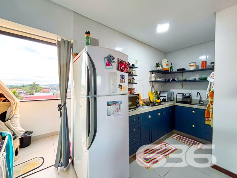 Oportunidade Única para Morar no Bairro Boa Vista, Joinville!

Apresentamos um sofisticado apartamento à venda na vibrante cidade de Joinville, localizado especificamente no acolhedor bairro Boa Vista. Este imóvel contemporâneo, oferece uma experiência de vida excepcional, unindo conforto, praticidade e um estilo de vida moderno em um dos bairros mais desejados de Santa Catarina.

Detalhes do Imóvel:
Com uma área construída de 72,83m², este apartamento foi projetado para maximizar espaço e funcionalidade. A propriedade é composta por dois dormitórios bem iluminados, ideal para atender às necessidades de um casal ou uma pequena família. A sala de estar integrada com a sala de jantar garante um espaço aberto e harmonioso, perfeito para receber amigos e familiares.

A cozinha é um destaque à parte, equipada com móveis planejados que ficarão à disposição do futuro proprietário, proporcionando elegância e praticidade no dia a dia. O imóvel ainda dispõe de uma churrasqueira em suas três amplas sacadas, oferecendo a você a possibilidade de desfrutar de momentos de lazer sem sair de casa.

Conforto e Segurança:
O apartamento está totalmente murado e cercado, com a segurança reforçada por um moderno sistema de cerca elétrica e portão eletrônico. Duas vagas de garagem cobertas asseguram que seus veículos estejam protegidos. Além disso, o imóvel é equipado com interfone e oferece conexão com a internet de alta velocidade por fibra, atendendo a todas as suas necessidades de conectividade.

Localização Privilegiada:
Viver no Boa Vista é sinônimo de conveniência. Este imóvel está estrategicamente posicionado perto de vias de acesso, facilitando deslocamentos pela cidade. A proximidade com shopping centers, escolas, transporte público, hospitais e serviços públicos essenciais proporciona uma experiência de vida urbana sem igual.

Esta é uma oportunidade imperdível para quem busca um lar em Joinville com excelente custo-benefício. Um ambiente construído para quem valoriza a modernidade e deseja aproveitar o melhor da vida em comunidade, sem abdicar de conforto e segurança.

Entre em contato conosco para agendar uma visita e venha conhecer de perto este encantador imóvel. Na 636 Negócios Imobiliários, estamos prontos para tornar seu sonho realidade. Não perca tempo, este apartamento pode ser seu novo lar!
 
636 NEGÓCIOS IMOBILIÁRIOS: A SUA MELHOR ESCOLHA
Com mais de 30 anos de experiência, a 636 Negócios Imobiliários é sua parceira ideal para encontrar o imóvel perfeito. Estamos prontos para ajudá-lo a fazer deste imóvel o seu novo lar.
 
Telefone: (47) 3451-0636
WhatsApp: (47) 99190-0636
 
Não perca esta oportunidade única. Visite nosso site para mais informações: i636.com.br