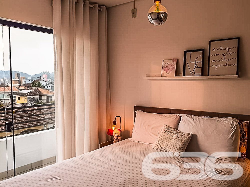 Descubra o charme e a conveniência da vida moderna neste apartamento de cobertura plana no coração de Joinville, SC. Localizado no bairro Boa Vista, este imóvel oferece uma combinação única de design sofisticado e localização estratégica, ideal para quem busca conforto e praticidade no dia a dia.

Composição do Imóvel: A cobertura é composta por 2 dormitórios espaçosos, ambos iluminados naturalmente, proporcionando um ambiente acolhedor e tranquilo para suas noites de descanso. A sala de estar e jantar são integradas, criando um espaço aberto e convidativo, perfeito para receber amigos e familiares. Cada detalhe foi pensado para maximizar o conforto, desde a escolha dos móveis embutidos até o layout inteligente.

As sacadas são verdadeiros destaques, oferecendo uma vista panorâmica da cidade. Uma delas, equipada com churrasqueira, é o cenário ideal para momentos de lazer e descontração. A cozinha, moderna e funcional, está equipada com armários planejados, otimizando cada espaço.

Comodidades e Segurança:

Duas vagas de garagem cobertas;
Jardim privativo para momentos de relaxamento;
Portão eletrônico e interfone para sua segurança e conveniência;
.
Localização Privilegiada: Localizado em rua pavimentada no coração de Boa Vista, o imóvel está próximo a vias de acesso rápido para toda a cidade, shopping centers, escolas, hospitais e serviços públicos essenciais. A infraestrutura do bairro garante acesso fácil e rápido a tudo o que você precisa, além de estar conectado com as principais áreas da cidade.

Ideal para: Este imóvel é perfeito para famílias pequenas ou casais que desejam viver com conforto e praticidade em uma das melhores localizações de Joinville. Além disso, é uma excelente oportunidade para investidores que buscam propriedades de alto valor agregado em áreas de crescente valorização.

Este apartamento não só atende a todos os requisitos de um imóvel moderno como também oferece a atmosfera de um lar verdadeiramente acolhedor. Permita-se viver onde a qualidade de vida é a prioridade, em um espaço onde cada detalhe é um reflexo de sofisticação e bom gosto.

636 Negócios Imobiliários: Mais de 30 anos de experiência em conectar pessoas a seus imóveis dos sonhos. Conheça essa cobertura exclusiva e transforme seu estilo de vida!
 
636 NEGÓCIOS IMOBILIÁRIOS: A SUA MELHOR ESCOLHA
Com mais de 30 anos de experiência, a 636 Negócios Imobiliários é sua parceira ideal para encontrar o imóvel perfeito. Estamos prontos para ajudá-lo a fazer deste imóvel o seu novo lar.
 
Telefone: (47) 3451-0636
WhatsApp: (47) 99190-0636
 
Não perca esta oportunidade única. Visite nosso site para mais informações: i636.com.br 