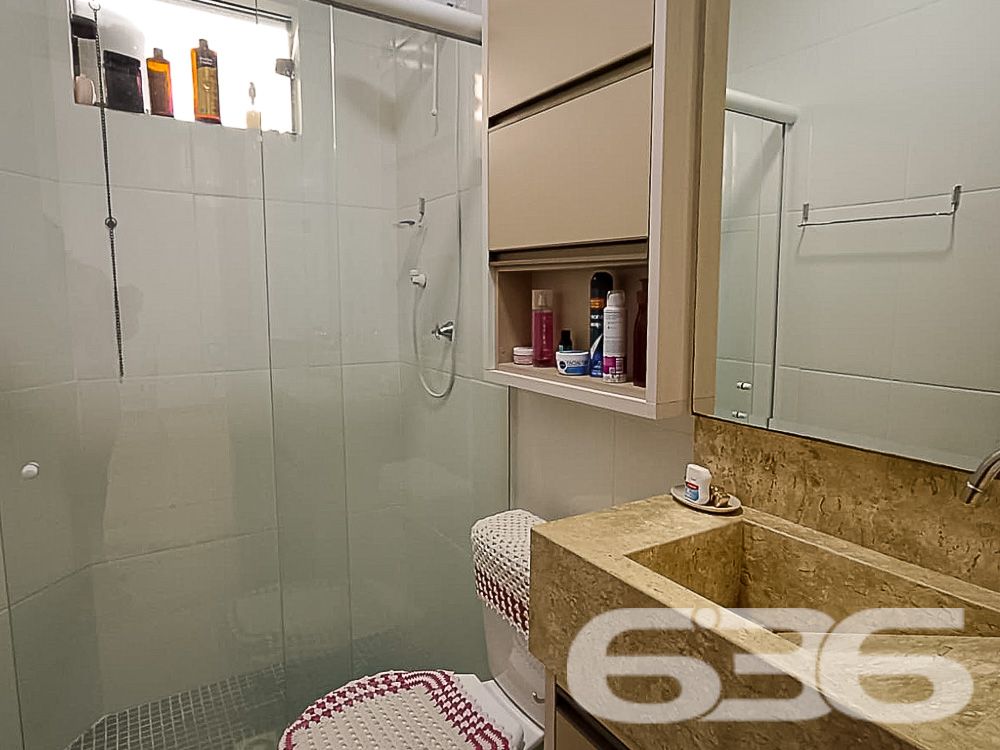 Descubra o charme e a conveniência da vida moderna neste apartamento de cobertura plana no coração de Joinville, SC. Localizado no bairro Boa Vista, este imóvel oferece uma combinação única de design sofisticado e localização estratégica, ideal para quem busca conforto e praticidade no dia a dia.

Composição do Imóvel: A cobertura é composta por 2 dormitórios espaçosos, ambos iluminados naturalmente, proporcionando um ambiente acolhedor e tranquilo para suas noites de descanso. A sala de estar e jantar são integradas, criando um espaço aberto e convidativo, perfeito para receber amigos e familiares. Cada detalhe foi pensado para maximizar o conforto, desde a escolha dos móveis embutidos até o layout inteligente.

As sacadas são verdadeiros destaques, oferecendo uma vista panorâmica da cidade. Uma delas, equipada com churrasqueira, é o cenário ideal para momentos de lazer e descontração. A cozinha, moderna e funcional, está equipada com armários planejados, otimizando cada espaço.

Comodidades e Segurança:

Duas vagas de garagem cobertas;
Jardim privativo para momentos de relaxamento;
Portão eletrônico e interfone para sua segurança e conveniência;
.
Localização Privilegiada: Localizado em rua pavimentada no coração de Boa Vista, o imóvel está próximo a vias de acesso rápido para toda a cidade, shopping centers, escolas, hospitais e serviços públicos essenciais. A infraestrutura do bairro garante acesso fácil e rápido a tudo o que você precisa, além de estar conectado com as principais áreas da cidade.

Ideal para: Este imóvel é perfeito para famílias pequenas ou casais que desejam viver com conforto e praticidade em uma das melhores localizações de Joinville. Além disso, é uma excelente oportunidade para investidores que buscam propriedades de alto valor agregado em áreas de crescente valorização.

Este apartamento não só atende a todos os requisitos de um imóvel moderno como também oferece a atmosfera de um lar verdadeiramente acolhedor. Permita-se viver onde a qualidade de vida é a prioridade, em um espaço onde cada detalhe é um reflexo de sofisticação e bom gosto.

636 Negócios Imobiliários: Mais de 30 anos de experiência em conectar pessoas a seus imóveis dos sonhos. Conheça essa cobertura exclusiva e transforme seu estilo de vida!
 
636 NEGÓCIOS IMOBILIÁRIOS: A SUA MELHOR ESCOLHA
Com mais de 30 anos de experiência, a 636 Negócios Imobiliários é sua parceira ideal para encontrar o imóvel perfeito. Estamos prontos para ajudá-lo a fazer deste imóvel o seu novo lar.
 
Telefone: (47) 3451-0636
WhatsApp: (47) 99190-0636
 
Não perca esta oportunidade única. Visite nosso site para mais informações: i636.com.br 