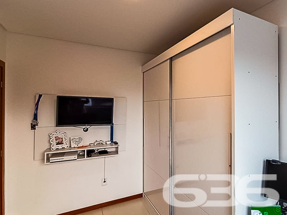 Descubra o charme e a conveniência da vida moderna neste apartamento de cobertura plana no coração de Joinville, SC. Localizado no bairro Boa Vista, este imóvel oferece uma combinação única de design sofisticado e localização estratégica, ideal para quem busca conforto e praticidade no dia a dia.

Composição do Imóvel: A cobertura é composta por 2 dormitórios espaçosos, ambos iluminados naturalmente, proporcionando um ambiente acolhedor e tranquilo para suas noites de descanso. A sala de estar e jantar são integradas, criando um espaço aberto e convidativo, perfeito para receber amigos e familiares. Cada detalhe foi pensado para maximizar o conforto, desde a escolha dos móveis embutidos até o layout inteligente.

As sacadas são verdadeiros destaques, oferecendo uma vista panorâmica da cidade. Uma delas, equipada com churrasqueira, é o cenário ideal para momentos de lazer e descontração. A cozinha, moderna e funcional, está equipada com armários planejados, otimizando cada espaço.

Comodidades e Segurança:

Duas vagas de garagem cobertas;
Jardim privativo para momentos de relaxamento;
Portão eletrônico e interfone para sua segurança e conveniência;
.
Localização Privilegiada: Localizado em rua pavimentada no coração de Boa Vista, o imóvel está próximo a vias de acesso rápido para toda a cidade, shopping centers, escolas, hospitais e serviços públicos essenciais. A infraestrutura do bairro garante acesso fácil e rápido a tudo o que você precisa, além de estar conectado com as principais áreas da cidade.

Ideal para: Este imóvel é perfeito para famílias pequenas ou casais que desejam viver com conforto e praticidade em uma das melhores localizações de Joinville. Além disso, é uma excelente oportunidade para investidores que buscam propriedades de alto valor agregado em áreas de crescente valorização.

Este apartamento não só atende a todos os requisitos de um imóvel moderno como também oferece a atmosfera de um lar verdadeiramente acolhedor. Permita-se viver onde a qualidade de vida é a prioridade, em um espaço onde cada detalhe é um reflexo de sofisticação e bom gosto.

636 Negócios Imobiliários: Mais de 30 anos de experiência em conectar pessoas a seus imóveis dos sonhos. Conheça essa cobertura exclusiva e transforme seu estilo de vida!
 
636 NEGÓCIOS IMOBILIÁRIOS: A SUA MELHOR ESCOLHA
Com mais de 30 anos de experiência, a 636 Negócios Imobiliários é sua parceira ideal para encontrar o imóvel perfeito. Estamos prontos para ajudá-lo a fazer deste imóvel o seu novo lar.
 
Telefone: (47) 3451-0636
WhatsApp: (47) 99190-0636
 
Não perca esta oportunidade única. Visite nosso site para mais informações: i636.com.br 