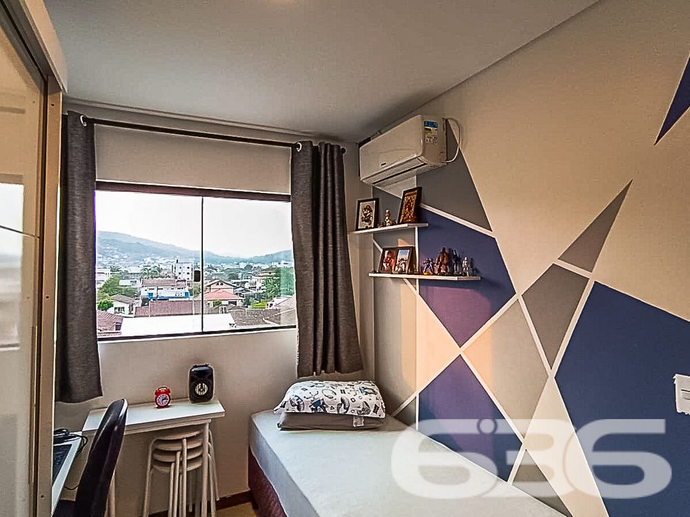 Descubra o charme e a conveniência da vida moderna neste apartamento de cobertura plana no coração de Joinville, SC. Localizado no bairro Boa Vista, este imóvel oferece uma combinação única de design sofisticado e localização estratégica, ideal para quem busca conforto e praticidade no dia a dia.

Composição do Imóvel: A cobertura é composta por 2 dormitórios espaçosos, ambos iluminados naturalmente, proporcionando um ambiente acolhedor e tranquilo para suas noites de descanso. A sala de estar e jantar são integradas, criando um espaço aberto e convidativo, perfeito para receber amigos e familiares. Cada detalhe foi pensado para maximizar o conforto, desde a escolha dos móveis embutidos até o layout inteligente.

As sacadas são verdadeiros destaques, oferecendo uma vista panorâmica da cidade. Uma delas, equipada com churrasqueira, é o cenário ideal para momentos de lazer e descontração. A cozinha, moderna e funcional, está equipada com armários planejados, otimizando cada espaço.

Comodidades e Segurança:

Duas vagas de garagem cobertas;
Jardim privativo para momentos de relaxamento;
Portão eletrônico e interfone para sua segurança e conveniência;
.
Localização Privilegiada: Localizado em rua pavimentada no coração de Boa Vista, o imóvel está próximo a vias de acesso rápido para toda a cidade, shopping centers, escolas, hospitais e serviços públicos essenciais. A infraestrutura do bairro garante acesso fácil e rápido a tudo o que você precisa, além de estar conectado com as principais áreas da cidade.

Ideal para: Este imóvel é perfeito para famílias pequenas ou casais que desejam viver com conforto e praticidade em uma das melhores localizações de Joinville. Além disso, é uma excelente oportunidade para investidores que buscam propriedades de alto valor agregado em áreas de crescente valorização.

Este apartamento não só atende a todos os requisitos de um imóvel moderno como também oferece a atmosfera de um lar verdadeiramente acolhedor. Permita-se viver onde a qualidade de vida é a prioridade, em um espaço onde cada detalhe é um reflexo de sofisticação e bom gosto.

636 Negócios Imobiliários: Mais de 30 anos de experiência em conectar pessoas a seus imóveis dos sonhos. Conheça essa cobertura exclusiva e transforme seu estilo de vida!
 
636 NEGÓCIOS IMOBILIÁRIOS: A SUA MELHOR ESCOLHA
Com mais de 30 anos de experiência, a 636 Negócios Imobiliários é sua parceira ideal para encontrar o imóvel perfeito. Estamos prontos para ajudá-lo a fazer deste imóvel o seu novo lar.
 
Telefone: (47) 3451-0636
WhatsApp: (47) 99190-0636
 
Não perca esta oportunidade única. Visite nosso site para mais informações: i636.com.br 