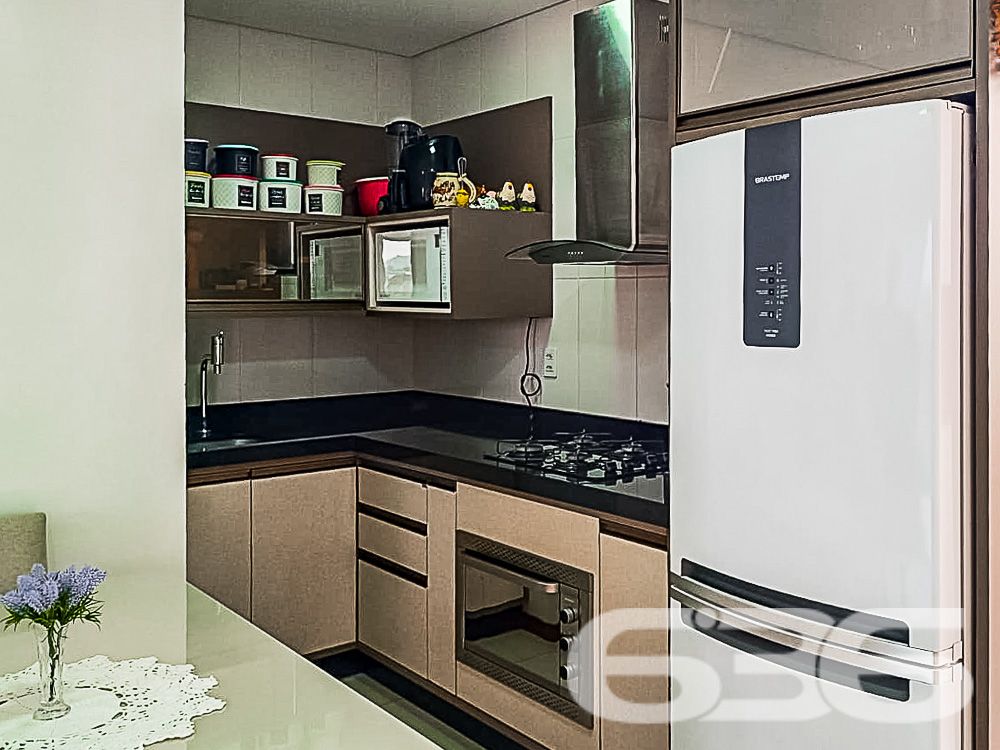 Descubra o charme e a conveniência da vida moderna neste apartamento de cobertura plana no coração de Joinville, SC. Localizado no bairro Boa Vista, este imóvel oferece uma combinação única de design sofisticado e localização estratégica, ideal para quem busca conforto e praticidade no dia a dia.

Composição do Imóvel: A cobertura é composta por 2 dormitórios espaçosos, ambos iluminados naturalmente, proporcionando um ambiente acolhedor e tranquilo para suas noites de descanso. A sala de estar e jantar são integradas, criando um espaço aberto e convidativo, perfeito para receber amigos e familiares. Cada detalhe foi pensado para maximizar o conforto, desde a escolha dos móveis embutidos até o layout inteligente.

As sacadas são verdadeiros destaques, oferecendo uma vista panorâmica da cidade. Uma delas, equipada com churrasqueira, é o cenário ideal para momentos de lazer e descontração. A cozinha, moderna e funcional, está equipada com armários planejados, otimizando cada espaço.

Comodidades e Segurança:

Duas vagas de garagem cobertas;
Jardim privativo para momentos de relaxamento;
Portão eletrônico e interfone para sua segurança e conveniência;
.
Localização Privilegiada: Localizado em rua pavimentada no coração de Boa Vista, o imóvel está próximo a vias de acesso rápido para toda a cidade, shopping centers, escolas, hospitais e serviços públicos essenciais. A infraestrutura do bairro garante acesso fácil e rápido a tudo o que você precisa, além de estar conectado com as principais áreas da cidade.

Ideal para: Este imóvel é perfeito para famílias pequenas ou casais que desejam viver com conforto e praticidade em uma das melhores localizações de Joinville. Além disso, é uma excelente oportunidade para investidores que buscam propriedades de alto valor agregado em áreas de crescente valorização.

Este apartamento não só atende a todos os requisitos de um imóvel moderno como também oferece a atmosfera de um lar verdadeiramente acolhedor. Permita-se viver onde a qualidade de vida é a prioridade, em um espaço onde cada detalhe é um reflexo de sofisticação e bom gosto.

636 Negócios Imobiliários: Mais de 30 anos de experiência em conectar pessoas a seus imóveis dos sonhos. Conheça essa cobertura exclusiva e transforme seu estilo de vida!
 
636 NEGÓCIOS IMOBILIÁRIOS: A SUA MELHOR ESCOLHA
Com mais de 30 anos de experiência, a 636 Negócios Imobiliários é sua parceira ideal para encontrar o imóvel perfeito. Estamos prontos para ajudá-lo a fazer deste imóvel o seu novo lar.
 
Telefone: (47) 3451-0636
WhatsApp: (47) 99190-0636
 
Não perca esta oportunidade única. Visite nosso site para mais informações: i636.com.br 
