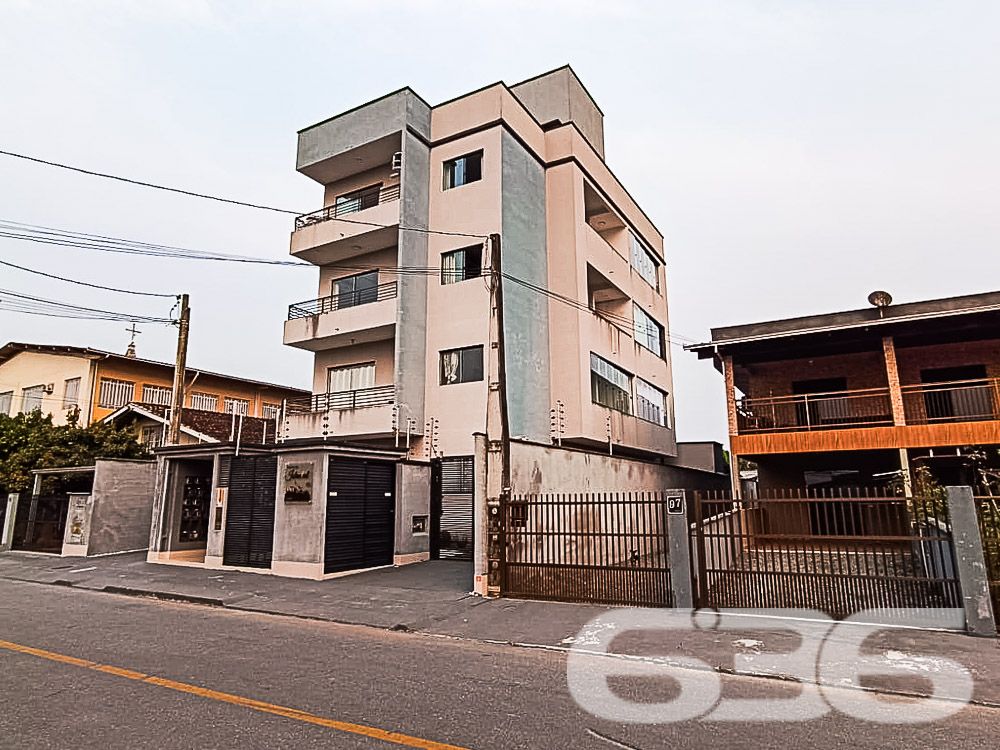 Descubra o charme e a conveniência da vida moderna neste apartamento de cobertura plana no coração de Joinville, SC. Localizado no bairro Boa Vista, este imóvel oferece uma combinação única de design sofisticado e localização estratégica, ideal para quem busca conforto e praticidade no dia a dia.

Composição do Imóvel: A cobertura é composta por 2 dormitórios espaçosos, ambos iluminados naturalmente, proporcionando um ambiente acolhedor e tranquilo para suas noites de descanso. A sala de estar e jantar são integradas, criando um espaço aberto e convidativo, perfeito para receber amigos e familiares. Cada detalhe foi pensado para maximizar o conforto, desde a escolha dos móveis embutidos até o layout inteligente.

As sacadas são verdadeiros destaques, oferecendo uma vista panorâmica da cidade. Uma delas, equipada com churrasqueira, é o cenário ideal para momentos de lazer e descontração. A cozinha, moderna e funcional, está equipada com armários planejados, otimizando cada espaço.

Comodidades e Segurança:

Duas vagas de garagem cobertas;
Jardim privativo para momentos de relaxamento;
Portão eletrônico e interfone para sua segurança e conveniência;
.
Localização Privilegiada: Localizado em rua pavimentada no coração de Boa Vista, o imóvel está próximo a vias de acesso rápido para toda a cidade, shopping centers, escolas, hospitais e serviços públicos essenciais. A infraestrutura do bairro garante acesso fácil e rápido a tudo o que você precisa, além de estar conectado com as principais áreas da cidade.

Ideal para: Este imóvel é perfeito para famílias pequenas ou casais que desejam viver com conforto e praticidade em uma das melhores localizações de Joinville. Além disso, é uma excelente oportunidade para investidores que buscam propriedades de alto valor agregado em áreas de crescente valorização.

Este apartamento não só atende a todos os requisitos de um imóvel moderno como também oferece a atmosfera de um lar verdadeiramente acolhedor. Permita-se viver onde a qualidade de vida é a prioridade, em um espaço onde cada detalhe é um reflexo de sofisticação e bom gosto.

636 Negócios Imobiliários: Mais de 30 anos de experiência em conectar pessoas a seus imóveis dos sonhos. Conheça essa cobertura exclusiva e transforme seu estilo de vida!
 
636 NEGÓCIOS IMOBILIÁRIOS: A SUA MELHOR ESCOLHA
Com mais de 30 anos de experiência, a 636 Negócios Imobiliários é sua parceira ideal para encontrar o imóvel perfeito. Estamos prontos para ajudá-lo a fazer deste imóvel o seu novo lar.
 
Telefone: (47) 3451-0636
WhatsApp: (47) 99190-0636
 
Não perca esta oportunidade única. Visite nosso site para mais informações: i636.com.br 