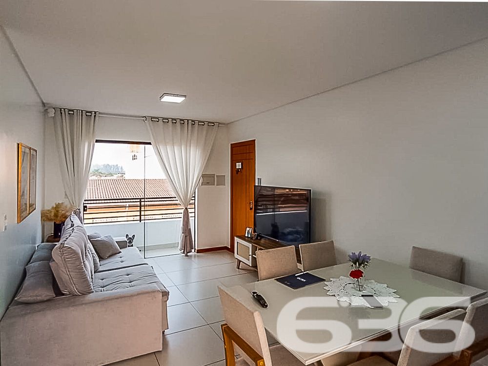 Descubra o charme e a conveniência da vida moderna neste apartamento de cobertura plana no coração de Joinville, SC. Localizado no bairro Boa Vista, este imóvel oferece uma combinação única de design sofisticado e localização estratégica, ideal para quem busca conforto e praticidade no dia a dia.

Composição do Imóvel: A cobertura é composta por 2 dormitórios espaçosos, ambos iluminados naturalmente, proporcionando um ambiente acolhedor e tranquilo para suas noites de descanso. A sala de estar e jantar são integradas, criando um espaço aberto e convidativo, perfeito para receber amigos e familiares. Cada detalhe foi pensado para maximizar o conforto, desde a escolha dos móveis embutidos até o layout inteligente.

As sacadas são verdadeiros destaques, oferecendo uma vista panorâmica da cidade. Uma delas, equipada com churrasqueira, é o cenário ideal para momentos de lazer e descontração. A cozinha, moderna e funcional, está equipada com armários planejados, otimizando cada espaço.

Comodidades e Segurança:

Duas vagas de garagem cobertas;
Jardim privativo para momentos de relaxamento;
Portão eletrônico e interfone para sua segurança e conveniência;
.
Localização Privilegiada: Localizado em rua pavimentada no coração de Boa Vista, o imóvel está próximo a vias de acesso rápido para toda a cidade, shopping centers, escolas, hospitais e serviços públicos essenciais. A infraestrutura do bairro garante acesso fácil e rápido a tudo o que você precisa, além de estar conectado com as principais áreas da cidade.

Ideal para: Este imóvel é perfeito para famílias pequenas ou casais que desejam viver com conforto e praticidade em uma das melhores localizações de Joinville. Além disso, é uma excelente oportunidade para investidores que buscam propriedades de alto valor agregado em áreas de crescente valorização.

Este apartamento não só atende a todos os requisitos de um imóvel moderno como também oferece a atmosfera de um lar verdadeiramente acolhedor. Permita-se viver onde a qualidade de vida é a prioridade, em um espaço onde cada detalhe é um reflexo de sofisticação e bom gosto.

636 Negócios Imobiliários: Mais de 30 anos de experiência em conectar pessoas a seus imóveis dos sonhos. Conheça essa cobertura exclusiva e transforme seu estilo de vida!
 
636 NEGÓCIOS IMOBILIÁRIOS: A SUA MELHOR ESCOLHA
Com mais de 30 anos de experiência, a 636 Negócios Imobiliários é sua parceira ideal para encontrar o imóvel perfeito. Estamos prontos para ajudá-lo a fazer deste imóvel o seu novo lar.
 
Telefone: (47) 3451-0636
WhatsApp: (47) 99190-0636
 
Não perca esta oportunidade única. Visite nosso site para mais informações: i636.com.br 