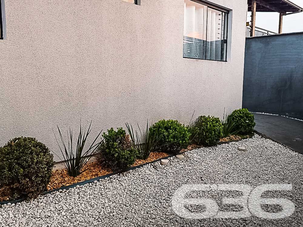 Descubra o charme e a conveniência da vida moderna neste apartamento de cobertura plana no coração de Joinville, SC. Localizado no bairro Boa Vista, este imóvel oferece uma combinação única de design sofisticado e localização estratégica, ideal para quem busca conforto e praticidade no dia a dia.

Composição do Imóvel: A cobertura é composta por 2 dormitórios espaçosos, ambos iluminados naturalmente, proporcionando um ambiente acolhedor e tranquilo para suas noites de descanso. A sala de estar e jantar são integradas, criando um espaço aberto e convidativo, perfeito para receber amigos e familiares. Cada detalhe foi pensado para maximizar o conforto, desde a escolha dos móveis embutidos até o layout inteligente.

As sacadas são verdadeiros destaques, oferecendo uma vista panorâmica da cidade. Uma delas, equipada com churrasqueira, é o cenário ideal para momentos de lazer e descontração. A cozinha, moderna e funcional, está equipada com armários planejados, otimizando cada espaço.

Comodidades e Segurança:

Duas vagas de garagem cobertas;
Jardim privativo para momentos de relaxamento;
Portão eletrônico e interfone para sua segurança e conveniência;
.
Localização Privilegiada: Localizado em rua pavimentada no coração de Boa Vista, o imóvel está próximo a vias de acesso rápido para toda a cidade, shopping centers, escolas, hospitais e serviços públicos essenciais. A infraestrutura do bairro garante acesso fácil e rápido a tudo o que você precisa, além de estar conectado com as principais áreas da cidade.

Ideal para: Este imóvel é perfeito para famílias pequenas ou casais que desejam viver com conforto e praticidade em uma das melhores localizações de Joinville. Além disso, é uma excelente oportunidade para investidores que buscam propriedades de alto valor agregado em áreas de crescente valorização.

Este apartamento não só atende a todos os requisitos de um imóvel moderno como também oferece a atmosfera de um lar verdadeiramente acolhedor. Permita-se viver onde a qualidade de vida é a prioridade, em um espaço onde cada detalhe é um reflexo de sofisticação e bom gosto.

636 Negócios Imobiliários: Mais de 30 anos de experiência em conectar pessoas a seus imóveis dos sonhos. Conheça essa cobertura exclusiva e transforme seu estilo de vida!
 
636 NEGÓCIOS IMOBILIÁRIOS: A SUA MELHOR ESCOLHA
Com mais de 30 anos de experiência, a 636 Negócios Imobiliários é sua parceira ideal para encontrar o imóvel perfeito. Estamos prontos para ajudá-lo a fazer deste imóvel o seu novo lar.
 
Telefone: (47) 3451-0636
WhatsApp: (47) 99190-0636
 
Não perca esta oportunidade única. Visite nosso site para mais informações: i636.com.br 