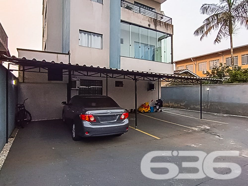 Descubra o charme e a conveniência da vida moderna neste apartamento de cobertura plana no coração de Joinville, SC. Localizado no bairro Boa Vista, este imóvel oferece uma combinação única de design sofisticado e localização estratégica, ideal para quem busca conforto e praticidade no dia a dia.

Composição do Imóvel: A cobertura é composta por 2 dormitórios espaçosos, ambos iluminados naturalmente, proporcionando um ambiente acolhedor e tranquilo para suas noites de descanso. A sala de estar e jantar são integradas, criando um espaço aberto e convidativo, perfeito para receber amigos e familiares. Cada detalhe foi pensado para maximizar o conforto, desde a escolha dos móveis embutidos até o layout inteligente.

As sacadas são verdadeiros destaques, oferecendo uma vista panorâmica da cidade. Uma delas, equipada com churrasqueira, é o cenário ideal para momentos de lazer e descontração. A cozinha, moderna e funcional, está equipada com armários planejados, otimizando cada espaço.

Comodidades e Segurança:

Duas vagas de garagem cobertas;
Jardim privativo para momentos de relaxamento;
Portão eletrônico e interfone para sua segurança e conveniência;
.
Localização Privilegiada: Localizado em rua pavimentada no coração de Boa Vista, o imóvel está próximo a vias de acesso rápido para toda a cidade, shopping centers, escolas, hospitais e serviços públicos essenciais. A infraestrutura do bairro garante acesso fácil e rápido a tudo o que você precisa, além de estar conectado com as principais áreas da cidade.

Ideal para: Este imóvel é perfeito para famílias pequenas ou casais que desejam viver com conforto e praticidade em uma das melhores localizações de Joinville. Além disso, é uma excelente oportunidade para investidores que buscam propriedades de alto valor agregado em áreas de crescente valorização.

Este apartamento não só atende a todos os requisitos de um imóvel moderno como também oferece a atmosfera de um lar verdadeiramente acolhedor. Permita-se viver onde a qualidade de vida é a prioridade, em um espaço onde cada detalhe é um reflexo de sofisticação e bom gosto.

636 Negócios Imobiliários: Mais de 30 anos de experiência em conectar pessoas a seus imóveis dos sonhos. Conheça essa cobertura exclusiva e transforme seu estilo de vida!
 
636 NEGÓCIOS IMOBILIÁRIOS: A SUA MELHOR ESCOLHA
Com mais de 30 anos de experiência, a 636 Negócios Imobiliários é sua parceira ideal para encontrar o imóvel perfeito. Estamos prontos para ajudá-lo a fazer deste imóvel o seu novo lar.
 
Telefone: (47) 3451-0636
WhatsApp: (47) 99190-0636
 
Não perca esta oportunidade única. Visite nosso site para mais informações: i636.com.br 