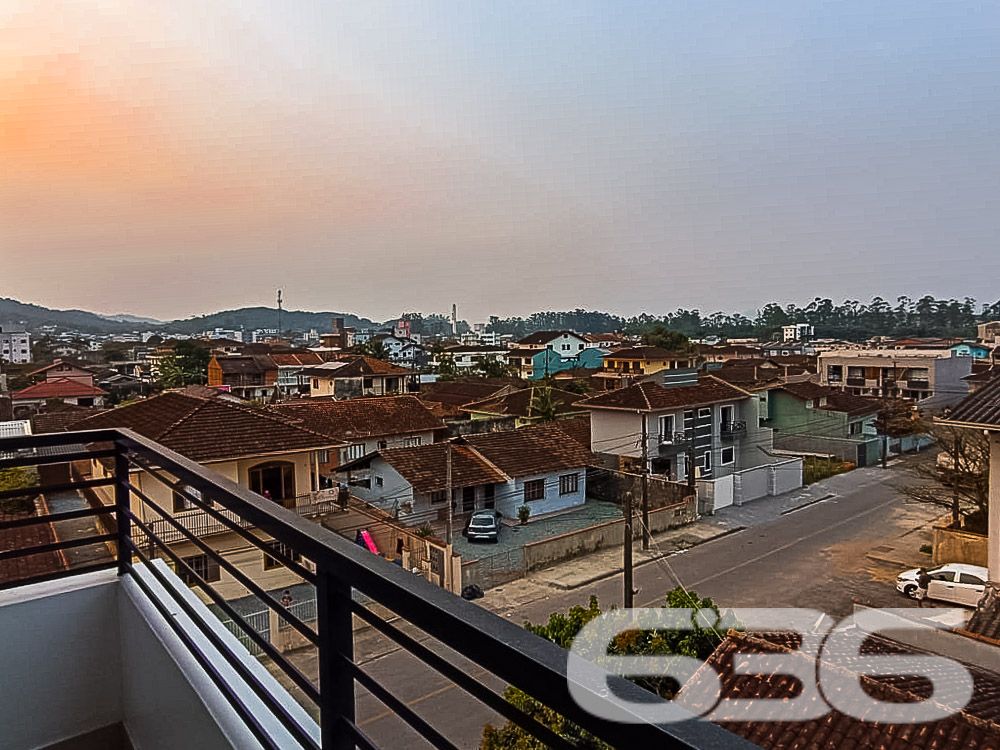 Descubra o charme e a conveniência da vida moderna neste apartamento de cobertura plana no coração de Joinville, SC. Localizado no bairro Boa Vista, este imóvel oferece uma combinação única de design sofisticado e localização estratégica, ideal para quem busca conforto e praticidade no dia a dia.

Composição do Imóvel: A cobertura é composta por 2 dormitórios espaçosos, ambos iluminados naturalmente, proporcionando um ambiente acolhedor e tranquilo para suas noites de descanso. A sala de estar e jantar são integradas, criando um espaço aberto e convidativo, perfeito para receber amigos e familiares. Cada detalhe foi pensado para maximizar o conforto, desde a escolha dos móveis embutidos até o layout inteligente.

As sacadas são verdadeiros destaques, oferecendo uma vista panorâmica da cidade. Uma delas, equipada com churrasqueira, é o cenário ideal para momentos de lazer e descontração. A cozinha, moderna e funcional, está equipada com armários planejados, otimizando cada espaço.

Comodidades e Segurança:

Duas vagas de garagem cobertas;
Jardim privativo para momentos de relaxamento;
Portão eletrônico e interfone para sua segurança e conveniência;
.
Localização Privilegiada: Localizado em rua pavimentada no coração de Boa Vista, o imóvel está próximo a vias de acesso rápido para toda a cidade, shopping centers, escolas, hospitais e serviços públicos essenciais. A infraestrutura do bairro garante acesso fácil e rápido a tudo o que você precisa, além de estar conectado com as principais áreas da cidade.

Ideal para: Este imóvel é perfeito para famílias pequenas ou casais que desejam viver com conforto e praticidade em uma das melhores localizações de Joinville. Além disso, é uma excelente oportunidade para investidores que buscam propriedades de alto valor agregado em áreas de crescente valorização.

Este apartamento não só atende a todos os requisitos de um imóvel moderno como também oferece a atmosfera de um lar verdadeiramente acolhedor. Permita-se viver onde a qualidade de vida é a prioridade, em um espaço onde cada detalhe é um reflexo de sofisticação e bom gosto.

636 Negócios Imobiliários: Mais de 30 anos de experiência em conectar pessoas a seus imóveis dos sonhos. Conheça essa cobertura exclusiva e transforme seu estilo de vida!
 
636 NEGÓCIOS IMOBILIÁRIOS: A SUA MELHOR ESCOLHA
Com mais de 30 anos de experiência, a 636 Negócios Imobiliários é sua parceira ideal para encontrar o imóvel perfeito. Estamos prontos para ajudá-lo a fazer deste imóvel o seu novo lar.
 
Telefone: (47) 3451-0636
WhatsApp: (47) 99190-0636
 
Não perca esta oportunidade única. Visite nosso site para mais informações: i636.com.br 
