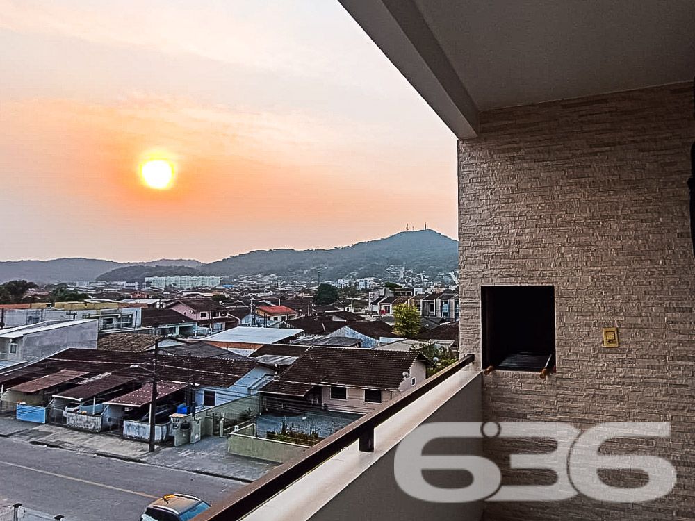 Descubra o charme e a conveniência da vida moderna neste apartamento de cobertura plana no coração de Joinville, SC. Localizado no bairro Boa Vista, este imóvel oferece uma combinação única de design sofisticado e localização estratégica, ideal para quem busca conforto e praticidade no dia a dia.

Composição do Imóvel: A cobertura é composta por 2 dormitórios espaçosos, ambos iluminados naturalmente, proporcionando um ambiente acolhedor e tranquilo para suas noites de descanso. A sala de estar e jantar são integradas, criando um espaço aberto e convidativo, perfeito para receber amigos e familiares. Cada detalhe foi pensado para maximizar o conforto, desde a escolha dos móveis embutidos até o layout inteligente.

As sacadas são verdadeiros destaques, oferecendo uma vista panorâmica da cidade. Uma delas, equipada com churrasqueira, é o cenário ideal para momentos de lazer e descontração. A cozinha, moderna e funcional, está equipada com armários planejados, otimizando cada espaço.

Comodidades e Segurança:

Duas vagas de garagem cobertas;
Jardim privativo para momentos de relaxamento;
Portão eletrônico e interfone para sua segurança e conveniência;
.
Localização Privilegiada: Localizado em rua pavimentada no coração de Boa Vista, o imóvel está próximo a vias de acesso rápido para toda a cidade, shopping centers, escolas, hospitais e serviços públicos essenciais. A infraestrutura do bairro garante acesso fácil e rápido a tudo o que você precisa, além de estar conectado com as principais áreas da cidade.

Ideal para: Este imóvel é perfeito para famílias pequenas ou casais que desejam viver com conforto e praticidade em uma das melhores localizações de Joinville. Além disso, é uma excelente oportunidade para investidores que buscam propriedades de alto valor agregado em áreas de crescente valorização.

Este apartamento não só atende a todos os requisitos de um imóvel moderno como também oferece a atmosfera de um lar verdadeiramente acolhedor. Permita-se viver onde a qualidade de vida é a prioridade, em um espaço onde cada detalhe é um reflexo de sofisticação e bom gosto.

636 Negócios Imobiliários: Mais de 30 anos de experiência em conectar pessoas a seus imóveis dos sonhos. Conheça essa cobertura exclusiva e transforme seu estilo de vida!
 
636 NEGÓCIOS IMOBILIÁRIOS: A SUA MELHOR ESCOLHA
Com mais de 30 anos de experiência, a 636 Negócios Imobiliários é sua parceira ideal para encontrar o imóvel perfeito. Estamos prontos para ajudá-lo a fazer deste imóvel o seu novo lar.
 
Telefone: (47) 3451-0636
WhatsApp: (47) 99190-0636
 
Não perca esta oportunidade única. Visite nosso site para mais informações: i636.com.br 
