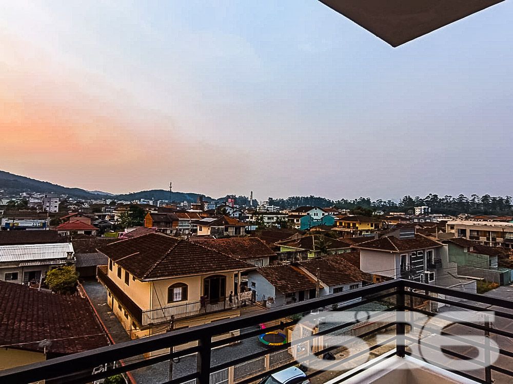 Descubra o charme e a conveniência da vida moderna neste apartamento de cobertura plana no coração de Joinville, SC. Localizado no bairro Boa Vista, este imóvel oferece uma combinação única de design sofisticado e localização estratégica, ideal para quem busca conforto e praticidade no dia a dia.

Composição do Imóvel: A cobertura é composta por 2 dormitórios espaçosos, ambos iluminados naturalmente, proporcionando um ambiente acolhedor e tranquilo para suas noites de descanso. A sala de estar e jantar são integradas, criando um espaço aberto e convidativo, perfeito para receber amigos e familiares. Cada detalhe foi pensado para maximizar o conforto, desde a escolha dos móveis embutidos até o layout inteligente.

As sacadas são verdadeiros destaques, oferecendo uma vista panorâmica da cidade. Uma delas, equipada com churrasqueira, é o cenário ideal para momentos de lazer e descontração. A cozinha, moderna e funcional, está equipada com armários planejados, otimizando cada espaço.

Comodidades e Segurança:

Duas vagas de garagem cobertas;
Jardim privativo para momentos de relaxamento;
Portão eletrônico e interfone para sua segurança e conveniência;
.
Localização Privilegiada: Localizado em rua pavimentada no coração de Boa Vista, o imóvel está próximo a vias de acesso rápido para toda a cidade, shopping centers, escolas, hospitais e serviços públicos essenciais. A infraestrutura do bairro garante acesso fácil e rápido a tudo o que você precisa, além de estar conectado com as principais áreas da cidade.

Ideal para: Este imóvel é perfeito para famílias pequenas ou casais que desejam viver com conforto e praticidade em uma das melhores localizações de Joinville. Além disso, é uma excelente oportunidade para investidores que buscam propriedades de alto valor agregado em áreas de crescente valorização.

Este apartamento não só atende a todos os requisitos de um imóvel moderno como também oferece a atmosfera de um lar verdadeiramente acolhedor. Permita-se viver onde a qualidade de vida é a prioridade, em um espaço onde cada detalhe é um reflexo de sofisticação e bom gosto.

636 Negócios Imobiliários: Mais de 30 anos de experiência em conectar pessoas a seus imóveis dos sonhos. Conheça essa cobertura exclusiva e transforme seu estilo de vida!
 
636 NEGÓCIOS IMOBILIÁRIOS: A SUA MELHOR ESCOLHA
Com mais de 30 anos de experiência, a 636 Negócios Imobiliários é sua parceira ideal para encontrar o imóvel perfeito. Estamos prontos para ajudá-lo a fazer deste imóvel o seu novo lar.
 
Telefone: (47) 3451-0636
WhatsApp: (47) 99190-0636
 
Não perca esta oportunidade única. Visite nosso site para mais informações: i636.com.br 