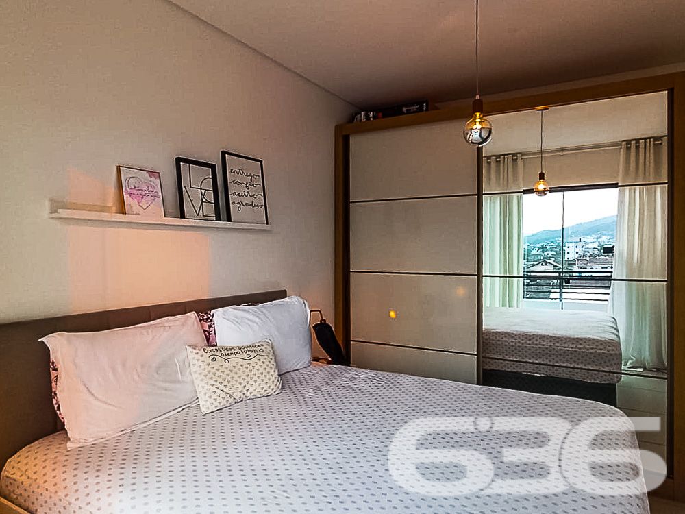 Descubra o charme e a conveniência da vida moderna neste apartamento de cobertura plana no coração de Joinville, SC. Localizado no bairro Boa Vista, este imóvel oferece uma combinação única de design sofisticado e localização estratégica, ideal para quem busca conforto e praticidade no dia a dia.

Composição do Imóvel: A cobertura é composta por 2 dormitórios espaçosos, ambos iluminados naturalmente, proporcionando um ambiente acolhedor e tranquilo para suas noites de descanso. A sala de estar e jantar são integradas, criando um espaço aberto e convidativo, perfeito para receber amigos e familiares. Cada detalhe foi pensado para maximizar o conforto, desde a escolha dos móveis embutidos até o layout inteligente.

As sacadas são verdadeiros destaques, oferecendo uma vista panorâmica da cidade. Uma delas, equipada com churrasqueira, é o cenário ideal para momentos de lazer e descontração. A cozinha, moderna e funcional, está equipada com armários planejados, otimizando cada espaço.

Comodidades e Segurança:

Duas vagas de garagem cobertas;
Jardim privativo para momentos de relaxamento;
Portão eletrônico e interfone para sua segurança e conveniência;
.
Localização Privilegiada: Localizado em rua pavimentada no coração de Boa Vista, o imóvel está próximo a vias de acesso rápido para toda a cidade, shopping centers, escolas, hospitais e serviços públicos essenciais. A infraestrutura do bairro garante acesso fácil e rápido a tudo o que você precisa, além de estar conectado com as principais áreas da cidade.

Ideal para: Este imóvel é perfeito para famílias pequenas ou casais que desejam viver com conforto e praticidade em uma das melhores localizações de Joinville. Além disso, é uma excelente oportunidade para investidores que buscam propriedades de alto valor agregado em áreas de crescente valorização.

Este apartamento não só atende a todos os requisitos de um imóvel moderno como também oferece a atmosfera de um lar verdadeiramente acolhedor. Permita-se viver onde a qualidade de vida é a prioridade, em um espaço onde cada detalhe é um reflexo de sofisticação e bom gosto.

636 Negócios Imobiliários: Mais de 30 anos de experiência em conectar pessoas a seus imóveis dos sonhos. Conheça essa cobertura exclusiva e transforme seu estilo de vida!
 
636 NEGÓCIOS IMOBILIÁRIOS: A SUA MELHOR ESCOLHA
Com mais de 30 anos de experiência, a 636 Negócios Imobiliários é sua parceira ideal para encontrar o imóvel perfeito. Estamos prontos para ajudá-lo a fazer deste imóvel o seu novo lar.
 
Telefone: (47) 3451-0636
WhatsApp: (47) 99190-0636
 
Não perca esta oportunidade única. Visite nosso site para mais informações: i636.com.br 