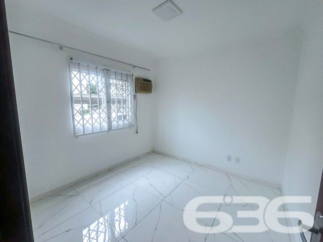 Apresentamos uma excelente oportunidade de adquirir um lindo apartamento, localizado no bairro Saguaçu, um dos mais valorizados e tranquilos de Joinville. Este imóvel é perfeito para quem busca conforto, segurança e uma ampla infraestrutura de lazer para toda a família.
Localizado em um dos bairros mais desejados de Joinville, este imóvel térreo de 47,71m², oferece toda a comodidade que você e sua família merecem. Com dois dormitórios, sala de estar e jantar integradas, e uma cozinha prática e funcional, o apartamento está pronto para morar.
Além das áreas comuns bem cuidadas, você encontrará uma ampla área de lazer com playground para as crianças, quadra de esportes e um salão de festas espaçoso, perfeito para reunir amigos e familiares em momentos especiais. O ambiente é cercado de verde e traz um ar de tranquilidade e bem-estar, ideal para quem busca qualidade de vida.
Localizado em uma rua pavimentada, o apartamento possui fácil acesso aos principais pontos da cidade, garantindo praticidade no dia a dia. Próximo a escolas, supermercados, farmácias e comércio em geral, você terá tudo o que precisa a poucos minutos de distância.
Destaques do Imóvel:
2 dormitórios;
Sala de estar e jantar integradas;
Cozinha;
Banheiro social;
Garagem descoberta;
Condomínio com playground, quadra de esportes e salão de festas;
Localização privilegiada no bairro Saguaçu, próximo ao centro e com fácil acesso aos principais pontos de Joinville.
Não perca essa oportunidade única de morar em um condomínio tranquilo, seguro e com excelente infraestrutura. Agende já uma visita e venha conhecer este belo apartamento que pode ser o novo lar da sua família!
Entre em contato agora mesmo com um de nossos corretores e descubra como é fácil realizar o sonho de ter o seu próprio imóvel com a 636 Negócios Imobiliários!
636 NEGÓCIOS IMOBILIÁRIOS: A SUA MELHOR ESCOLHA
Com mais de 30 anos de experiência, a 636 Negócios Imobiliários é sua parceira ideal para encontrar o imóvel perfeito. Estamos prontos para ajudá-lo a fazer deste imóvel o seu novo lar.
Telefone: (47) 3451-0636
WhatsApp: (47) 99190-0636
Não perca esta oportunidade única. Visite nosso site para mais informações: i636.com.br