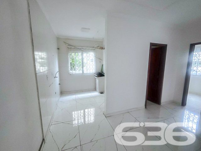 Apresentamos uma excelente oportunidade de adquirir um lindo apartamento, localizado no bairro Saguaçu, um dos mais valorizados e tranquilos de Joinville. Este imóvel é perfeito para quem busca conforto, segurança e uma ampla infraestrutura de lazer para toda a família.
Localizado em um dos bairros mais desejados de Joinville, este imóvel térreo de 47,71m², oferece toda a comodidade que você e sua família merecem. Com dois dormitórios, sala de estar e jantar integradas, e uma cozinha prática e funcional, o apartamento está pronto para morar.
Além das áreas comuns bem cuidadas, você encontrará uma ampla área de lazer com playground para as crianças, quadra de esportes e um salão de festas espaçoso, perfeito para reunir amigos e familiares em momentos especiais. O ambiente é cercado de verde e traz um ar de tranquilidade e bem-estar, ideal para quem busca qualidade de vida.
Localizado em uma rua pavimentada, o apartamento possui fácil acesso aos principais pontos da cidade, garantindo praticidade no dia a dia. Próximo a escolas, supermercados, farmácias e comércio em geral, você terá tudo o que precisa a poucos minutos de distância.
Destaques do Imóvel:
2 dormitórios;
Sala de estar e jantar integradas;
Cozinha;
Banheiro social;
Garagem descoberta;
Condomínio com playground, quadra de esportes e salão de festas;
Localização privilegiada no bairro Saguaçu, próximo ao centro e com fácil acesso aos principais pontos de Joinville.
Não perca essa oportunidade única de morar em um condomínio tranquilo, seguro e com excelente infraestrutura. Agende já uma visita e venha conhecer este belo apartamento que pode ser o novo lar da sua família!
Entre em contato agora mesmo com um de nossos corretores e descubra como é fácil realizar o sonho de ter o seu próprio imóvel com a 636 Negócios Imobiliários!
636 NEGÓCIOS IMOBILIÁRIOS: A SUA MELHOR ESCOLHA
Com mais de 30 anos de experiência, a 636 Negócios Imobiliários é sua parceira ideal para encontrar o imóvel perfeito. Estamos prontos para ajudá-lo a fazer deste imóvel o seu novo lar.
Telefone: (47) 3451-0636
WhatsApp: (47) 99190-0636
Não perca esta oportunidade única. Visite nosso site para mais informações: i636.com.br