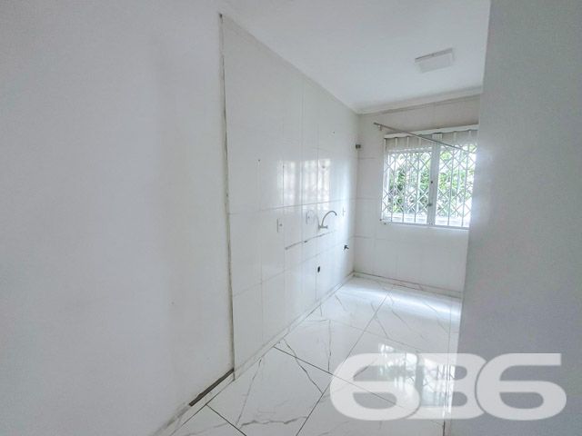 Apresentamos uma excelente oportunidade de adquirir um lindo apartamento, localizado no bairro Saguaçu, um dos mais valorizados e tranquilos de Joinville. Este imóvel é perfeito para quem busca conforto, segurança e uma ampla infraestrutura de lazer para toda a família.
Localizado em um dos bairros mais desejados de Joinville, este imóvel térreo de 47,71m², oferece toda a comodidade que você e sua família merecem. Com dois dormitórios, sala de estar e jantar integradas, e uma cozinha prática e funcional, o apartamento está pronto para morar.
Além das áreas comuns bem cuidadas, você encontrará uma ampla área de lazer com playground para as crianças, quadra de esportes e um salão de festas espaçoso, perfeito para reunir amigos e familiares em momentos especiais. O ambiente é cercado de verde e traz um ar de tranquilidade e bem-estar, ideal para quem busca qualidade de vida.
Localizado em uma rua pavimentada, o apartamento possui fácil acesso aos principais pontos da cidade, garantindo praticidade no dia a dia. Próximo a escolas, supermercados, farmácias e comércio em geral, você terá tudo o que precisa a poucos minutos de distância.
Destaques do Imóvel:
2 dormitórios;
Sala de estar e jantar integradas;
Cozinha;
Banheiro social;
Garagem descoberta;
Condomínio com playground, quadra de esportes e salão de festas;
Localização privilegiada no bairro Saguaçu, próximo ao centro e com fácil acesso aos principais pontos de Joinville.
Não perca essa oportunidade única de morar em um condomínio tranquilo, seguro e com excelente infraestrutura. Agende já uma visita e venha conhecer este belo apartamento que pode ser o novo lar da sua família!
Entre em contato agora mesmo com um de nossos corretores e descubra como é fácil realizar o sonho de ter o seu próprio imóvel com a 636 Negócios Imobiliários!
636 NEGÓCIOS IMOBILIÁRIOS: A SUA MELHOR ESCOLHA
Com mais de 30 anos de experiência, a 636 Negócios Imobiliários é sua parceira ideal para encontrar o imóvel perfeito. Estamos prontos para ajudá-lo a fazer deste imóvel o seu novo lar.
Telefone: (47) 3451-0636
WhatsApp: (47) 99190-0636
Não perca esta oportunidade única. Visite nosso site para mais informações: i636.com.br