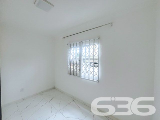 Apresentamos uma excelente oportunidade de adquirir um lindo apartamento, localizado no bairro Saguaçu, um dos mais valorizados e tranquilos de Joinville. Este imóvel é perfeito para quem busca conforto, segurança e uma ampla infraestrutura de lazer para toda a família.
Localizado em um dos bairros mais desejados de Joinville, este imóvel térreo de 47,71m², oferece toda a comodidade que você e sua família merecem. Com dois dormitórios, sala de estar e jantar integradas, e uma cozinha prática e funcional, o apartamento está pronto para morar.
Além das áreas comuns bem cuidadas, você encontrará uma ampla área de lazer com playground para as crianças, quadra de esportes e um salão de festas espaçoso, perfeito para reunir amigos e familiares em momentos especiais. O ambiente é cercado de verde e traz um ar de tranquilidade e bem-estar, ideal para quem busca qualidade de vida.
Localizado em uma rua pavimentada, o apartamento possui fácil acesso aos principais pontos da cidade, garantindo praticidade no dia a dia. Próximo a escolas, supermercados, farmácias e comércio em geral, você terá tudo o que precisa a poucos minutos de distância.
Destaques do Imóvel:
2 dormitórios;
Sala de estar e jantar integradas;
Cozinha;
Banheiro social;
Garagem descoberta;
Condomínio com playground, quadra de esportes e salão de festas;
Localização privilegiada no bairro Saguaçu, próximo ao centro e com fácil acesso aos principais pontos de Joinville.
Não perca essa oportunidade única de morar em um condomínio tranquilo, seguro e com excelente infraestrutura. Agende já uma visita e venha conhecer este belo apartamento que pode ser o novo lar da sua família!
Entre em contato agora mesmo com um de nossos corretores e descubra como é fácil realizar o sonho de ter o seu próprio imóvel com a 636 Negócios Imobiliários!
636 NEGÓCIOS IMOBILIÁRIOS: A SUA MELHOR ESCOLHA
Com mais de 30 anos de experiência, a 636 Negócios Imobiliários é sua parceira ideal para encontrar o imóvel perfeito. Estamos prontos para ajudá-lo a fazer deste imóvel o seu novo lar.
Telefone: (47) 3451-0636
WhatsApp: (47) 99190-0636
Não perca esta oportunidade única. Visite nosso site para mais informações: i636.com.br