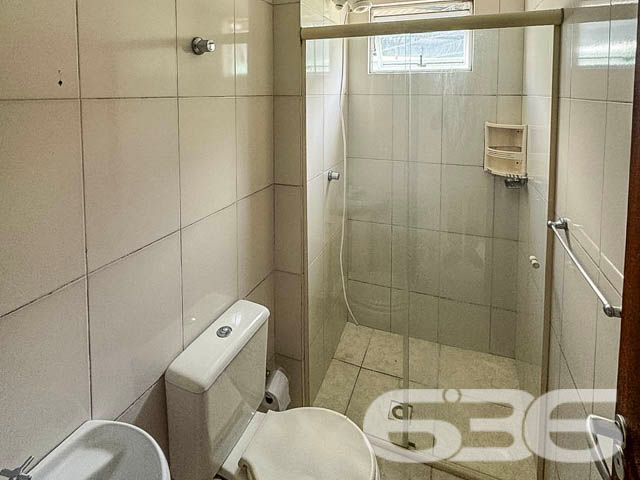 Apresentamos um excelente investimento em Joinville, no bairro Santo Antônio, com características ideais tanto para quem busca o primeiro imóvel quanto para investidores interessados em renda adicional de aluguel. Este apartamento combina comodidade e localização estratégica.
Características do Imóvel:
2 Dormitórios: Ambientes arejados e bem iluminados, garantindo o bem-estar de sua família.
Sala de Estar e Jantar Conjugadas: Espaço amplo para criar memórias com quem você ama.
Cozinha Planejada: Integrada à copa, ideal para quem gosta de praticidade e organização.
1 Banheiro Social: Com acabamentos modernos, oferecendo conforto e praticidade.
Sacada: Um cantinho especial para apreciar a vista e relaxar.
Garagem Coberta: Segurança e comodidade para o seu veículo.
Este imóvel é perfeito para quem busca seu primeiro lar ou investidores interessados em gerar renda extra com aluguel. Este apartamento combina a tranquilidade do Bairro Santo Antônio com a conveniência de estar próximo a escolas, hospitais, serviços públicos essenciais e vias de acesso rápido.
Destaques Adicionais:
Permite Animais: Ideal para quem tem pets.
Próximo a Transporte Público e Shopping Center: Facilidade de locomoção e lazer garantidos.
Imóvel Murado ou Cercado: Segurança adicional para sua família.
Invista em qualidade de vida com essa propriedade excepcional. Para mais informações e agendamento de visitas, entre em contato com a 636 Negócios Imobiliários, e descubra porque mais de três décadas de excelência e satisfação de nossos clientes nos recomendam.
636 NEGÓCIOS IMOBILIÁRIOS: A SUA MELHOR ESCOLHA
Com mais de 30 anos de experiência, a 636 Negócios Imobiliários é sua parceira ideal para encontrar o imóvel perfeito. Estamos prontos para ajudá-lo a fazer deste imóvel o seu novo lar.
Telefone: (47) 3451-0636
WhatsApp: (47) 99190-0636
Não perca esta oportunidade única. Visite nosso site para mais informações: i636.com.br