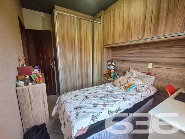 Apartamento à venda no bairro Fátima em Joinville/SC
Se você busca um lar completo, onde cada detalhe foi pensado para proporcionar conforto e praticidade, este é o imóvel ideal! Localizado no bairro Fátima, uma região com excelente infraestrutura, próximo a vias de acesso, transporte público, escolas e serviços essenciais. Este apartamento mobiliado e moderno está pronto para você e sua família viverem momentos inesquecíveis.
Ambientes que Inspiram Conforto
Com uma disposição inteligente e bem aproveitada, o apartamento conta com dois dormitórios, cada um cuidadosamente planejado para oferecer tranquilidade e organização. Os móveis planejados maximizam o espaço e trazem um toque moderno ao ambiente, proporcionando mais conforto e funcionalidade. Todos os ambientes são mobiliados, com destaque para a cozinha, que possui móveis sob medida, ideais para facilitar o dia a dia e manter tudo ao seu alcance.
Área Social Aconchegante
A sala de estar, em conceito aberto, é ampla e convidativa, perfeita para receber amigos e familiares. Integrada à copa e cozinha, o espaço cria um ambiente ideal para convivência, sem abrir mão da privacidade dos demais cômodos. Para completar a experiência, o apartamento possui uma sacada com churrasqueira, um diferencial para quem gosta de reunir amigos para momentos de lazer e descontração.
Diferenciais que Fazem a Diferença
A segurança também é um ponto forte, com portão eletrônico, cerca elétrica e interfone. Este imóvel é 100% mobiliado e pronto para morar, ideal para quem deseja se mudar sem preocupações adicionais.
Características do Imóvel:
2 Dormitórios
Banheiro social
Sala, copa e cozinha integradas
Sacada com churrasqueira
Área de serviço
Garagem coberta
Portão eletrônico, cerca elétrica e interfone
Móveis planejados em todos os ambientes
Ar-condicionado
Imóvel murado e cercado
Por que Escolher Este Imóvel?
Este apartamento é uma verdadeira joia para quem valoriza cada detalhe e procura um lugar onde todos os espaços foram pensados para facilitar a vida e proporcionar o máximo de conforto. Perfeito para famílias, casais ou investidores que buscam um imóvel pronto para morar, em uma região valorizada e em constante crescimento.
Entre em Contato e Agende sua Visita
Não perca a oportunidade de conhecer este imóvel exclusivo. Agende uma visita e descubra por que este pode ser o próximo lar onde você e sua família criarão memórias duradouras.
636 NEGÓCIOS IMOBILIÁRIOS: A SUA MELHOR ESCOLHA
Com mais de 30 anos de experiência, a 636 Negócios Imobiliários é sua parceira ideal para encontrar o imóvel perfeito. Estamos prontos para ajudá-lo a fazer deste imóvel o seu novo lar.
Telefone: (47) 3451-0636
WhatsApp: (47) 99190-0636
Não perca esta oportunidade única. Visite nosso site para mais informações: i636.com.br
