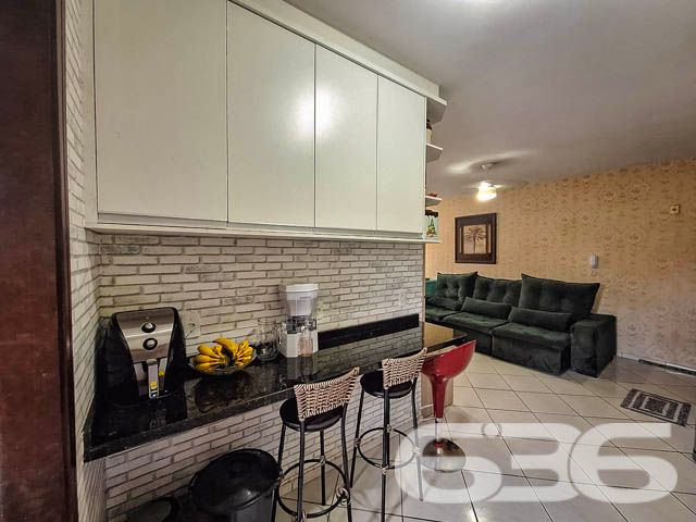 Apartamento à venda no bairro Fátima em Joinville/SC
Se você busca um lar completo, onde cada detalhe foi pensado para proporcionar conforto e praticidade, este é o imóvel ideal! Localizado no bairro Fátima, uma região com excelente infraestrutura, próximo a vias de acesso, transporte público, escolas e serviços essenciais. Este apartamento mobiliado e moderno está pronto para você e sua família viverem momentos inesquecíveis.
Ambientes que Inspiram Conforto
Com uma disposição inteligente e bem aproveitada, o apartamento conta com dois dormitórios, cada um cuidadosamente planejado para oferecer tranquilidade e organização. Os móveis planejados maximizam o espaço e trazem um toque moderno ao ambiente, proporcionando mais conforto e funcionalidade. Todos os ambientes são mobiliados, com destaque para a cozinha, que possui móveis sob medida, ideais para facilitar o dia a dia e manter tudo ao seu alcance.
Área Social Aconchegante
A sala de estar, em conceito aberto, é ampla e convidativa, perfeita para receber amigos e familiares. Integrada à copa e cozinha, o espaço cria um ambiente ideal para convivência, sem abrir mão da privacidade dos demais cômodos. Para completar a experiência, o apartamento possui uma sacada com churrasqueira, um diferencial para quem gosta de reunir amigos para momentos de lazer e descontração.
Diferenciais que Fazem a Diferença
A segurança também é um ponto forte, com portão eletrônico, cerca elétrica e interfone. Este imóvel é 100% mobiliado e pronto para morar, ideal para quem deseja se mudar sem preocupações adicionais.
Características do Imóvel:
2 Dormitórios
Banheiro social
Sala, copa e cozinha integradas
Sacada com churrasqueira
Área de serviço
Garagem coberta
Portão eletrônico, cerca elétrica e interfone
Móveis planejados em todos os ambientes
Ar-condicionado
Imóvel murado e cercado
Por que Escolher Este Imóvel?
Este apartamento é uma verdadeira joia para quem valoriza cada detalhe e procura um lugar onde todos os espaços foram pensados para facilitar a vida e proporcionar o máximo de conforto. Perfeito para famílias, casais ou investidores que buscam um imóvel pronto para morar, em uma região valorizada e em constante crescimento.
Entre em Contato e Agende sua Visita
Não perca a oportunidade de conhecer este imóvel exclusivo. Agende uma visita e descubra por que este pode ser o próximo lar onde você e sua família criarão memórias duradouras.
636 NEGÓCIOS IMOBILIÁRIOS: A SUA MELHOR ESCOLHA
Com mais de 30 anos de experiência, a 636 Negócios Imobiliários é sua parceira ideal para encontrar o imóvel perfeito. Estamos prontos para ajudá-lo a fazer deste imóvel o seu novo lar.
Telefone: (47) 3451-0636
WhatsApp: (47) 99190-0636
Não perca esta oportunidade única. Visite nosso site para mais informações: i636.com.br