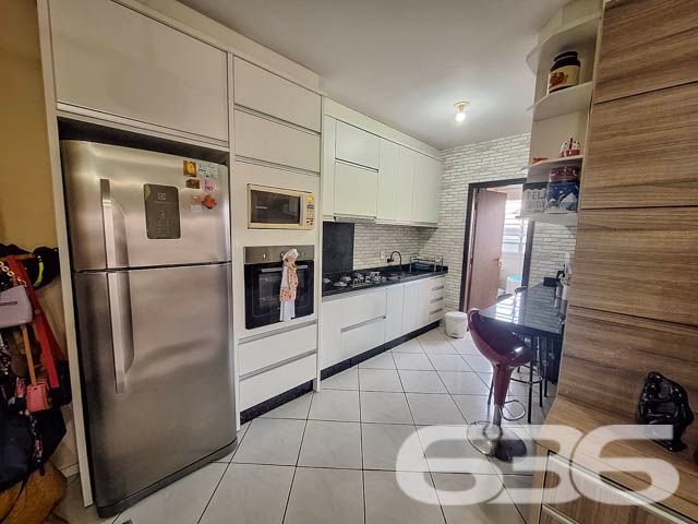 Apartamento à venda no bairro Fátima em Joinville/SC
Se você busca um lar completo, onde cada detalhe foi pensado para proporcionar conforto e praticidade, este é o imóvel ideal! Localizado no bairro Fátima, uma região com excelente infraestrutura, próximo a vias de acesso, transporte público, escolas e serviços essenciais. Este apartamento mobiliado e moderno está pronto para você e sua família viverem momentos inesquecíveis.
Ambientes que Inspiram Conforto
Com uma disposição inteligente e bem aproveitada, o apartamento conta com dois dormitórios, cada um cuidadosamente planejado para oferecer tranquilidade e organização. Os móveis planejados maximizam o espaço e trazem um toque moderno ao ambiente, proporcionando mais conforto e funcionalidade. Todos os ambientes são mobiliados, com destaque para a cozinha, que possui móveis sob medida, ideais para facilitar o dia a dia e manter tudo ao seu alcance.
Área Social Aconchegante
A sala de estar, em conceito aberto, é ampla e convidativa, perfeita para receber amigos e familiares. Integrada à copa e cozinha, o espaço cria um ambiente ideal para convivência, sem abrir mão da privacidade dos demais cômodos. Para completar a experiência, o apartamento possui uma sacada com churrasqueira, um diferencial para quem gosta de reunir amigos para momentos de lazer e descontração.
Diferenciais que Fazem a Diferença
A segurança também é um ponto forte, com portão eletrônico, cerca elétrica e interfone. Este imóvel é 100% mobiliado e pronto para morar, ideal para quem deseja se mudar sem preocupações adicionais.
Características do Imóvel:
2 Dormitórios
Banheiro social
Sala, copa e cozinha integradas
Sacada com churrasqueira
Área de serviço
Garagem coberta
Portão eletrônico, cerca elétrica e interfone
Móveis planejados em todos os ambientes
Ar-condicionado
Imóvel murado e cercado
Por que Escolher Este Imóvel?
Este apartamento é uma verdadeira joia para quem valoriza cada detalhe e procura um lugar onde todos os espaços foram pensados para facilitar a vida e proporcionar o máximo de conforto. Perfeito para famílias, casais ou investidores que buscam um imóvel pronto para morar, em uma região valorizada e em constante crescimento.
Entre em Contato e Agende sua Visita
Não perca a oportunidade de conhecer este imóvel exclusivo. Agende uma visita e descubra por que este pode ser o próximo lar onde você e sua família criarão memórias duradouras.
636 NEGÓCIOS IMOBILIÁRIOS: A SUA MELHOR ESCOLHA
Com mais de 30 anos de experiência, a 636 Negócios Imobiliários é sua parceira ideal para encontrar o imóvel perfeito. Estamos prontos para ajudá-lo a fazer deste imóvel o seu novo lar.
Telefone: (47) 3451-0636
WhatsApp: (47) 99190-0636
Não perca esta oportunidade única. Visite nosso site para mais informações: i636.com.br