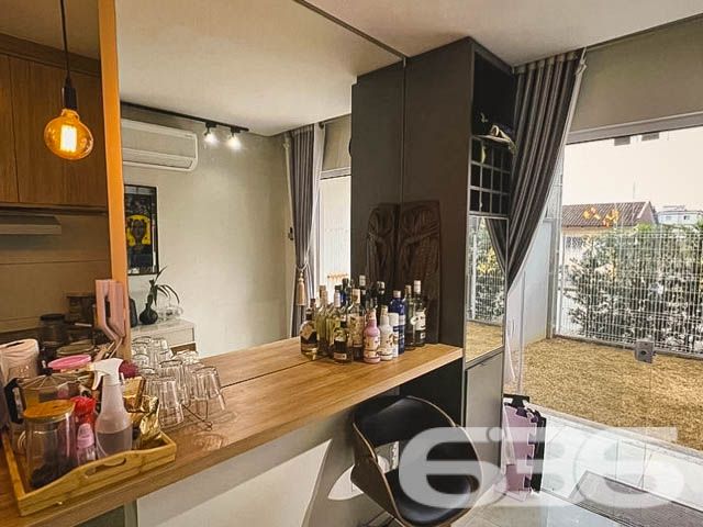 Descubra um estilo de vida único em Joinville, no bairro Aventureiro. Este apartamento oferece o equilíbrio perfeito entre conforto e privacidade. Idealizado para quem valoriza espaços ao ar livre, conta com um generoso jardim privativo e uma churrasqueira exclusiva, perfeitos para momentos de lazer e convívio social.

O imóvel se destaca por seu conceito aberto e integrado, promovendo um ambiente social amplo e acolhedor. A sala de estar e jantar se conecta harmoniosamente com a cozinha, que é um verdadeiro destaque. 

O apartamento conta ainda com uma vaga de garagem coberta e outra descoberta, aumentando a comodidade para você e sua família. Além disso, o imóvel possui banheiro completo, jardim, área de serviço, interfone, portão eletrônico, tudo isso cercado para sua segurança e privacidade.

Este é um convite para viver em um local onde cada detalhe foi pensado para oferecer conforto e estilo. Perfeito para quem busca um estilo de vida prático mas sem abrir mão do luxo e do espaço. Ideal para solteiros ou casais que desejam uma vida urbana vibrante, mas com a tranquilidade e o charme de um lar acolhedor e distintamente decorado.

Para mais informações e agendar uma visita, entre em contato com a 636 Negócios Imobiliários. Venha conhecer o cenário perfeito para a próxima etapa da sua vida!
 
636 NEGÓCIOS IMOBILIÁRIOS: A SUA MELHOR ESCOLHA
Com mais de 30 anos de experiência, a 636 Negócios Imobiliários é sua parceira ideal para encontrar o imóvel perfeito. Estamos prontos para ajudá-lo a fazer deste imóvel o seu novo lar.
 
Telefone: (47) 3451-0636
WhatsApp: (47) 99190-0636
 
Não perca esta oportunidade única. Visite nosso site para mais informações: i636.com.br