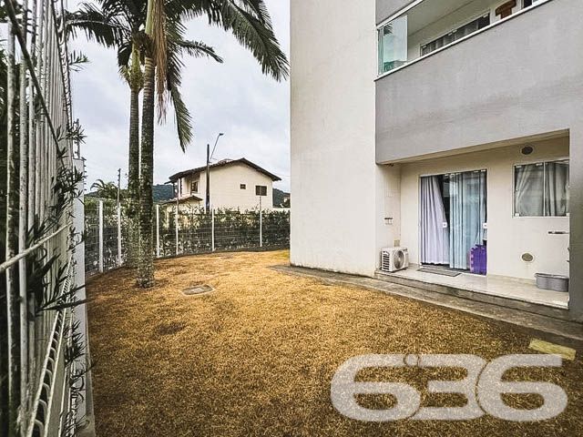 Descubra um estilo de vida único em Joinville, no bairro Aventureiro. Este apartamento oferece o equilíbrio perfeito entre conforto e privacidade. Idealizado para quem valoriza espaços ao ar livre, conta com um generoso jardim privativo e uma churrasqueira exclusiva, perfeitos para momentos de lazer e convívio social.

O imóvel se destaca por seu conceito aberto e integrado, promovendo um ambiente social amplo e acolhedor. A sala de estar e jantar se conecta harmoniosamente com a cozinha, que é um verdadeiro destaque. 

O apartamento conta ainda com uma vaga de garagem coberta e outra descoberta, aumentando a comodidade para você e sua família. Além disso, o imóvel possui banheiro completo, jardim, área de serviço, interfone, portão eletrônico, tudo isso cercado para sua segurança e privacidade.

Este é um convite para viver em um local onde cada detalhe foi pensado para oferecer conforto e estilo. Perfeito para quem busca um estilo de vida prático mas sem abrir mão do luxo e do espaço. Ideal para solteiros ou casais que desejam uma vida urbana vibrante, mas com a tranquilidade e o charme de um lar acolhedor e distintamente decorado.

Para mais informações e agendar uma visita, entre em contato com a 636 Negócios Imobiliários. Venha conhecer o cenário perfeito para a próxima etapa da sua vida!
 
636 NEGÓCIOS IMOBILIÁRIOS: A SUA MELHOR ESCOLHA
Com mais de 30 anos de experiência, a 636 Negócios Imobiliários é sua parceira ideal para encontrar o imóvel perfeito. Estamos prontos para ajudá-lo a fazer deste imóvel o seu novo lar.
 
Telefone: (47) 3451-0636
WhatsApp: (47) 99190-0636
 
Não perca esta oportunidade única. Visite nosso site para mais informações: i636.com.br