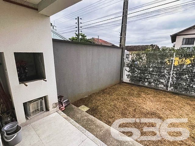 Descubra um estilo de vida único em Joinville, no bairro Aventureiro. Este apartamento oferece o equilíbrio perfeito entre conforto e privacidade. Idealizado para quem valoriza espaços ao ar livre, conta com um generoso jardim privativo e uma churrasqueira exclusiva, perfeitos para momentos de lazer e convívio social.

O imóvel se destaca por seu conceito aberto e integrado, promovendo um ambiente social amplo e acolhedor. A sala de estar e jantar se conecta harmoniosamente com a cozinha, que é um verdadeiro destaque. 

O apartamento conta ainda com uma vaga de garagem coberta e outra descoberta, aumentando a comodidade para você e sua família. Além disso, o imóvel possui banheiro completo, jardim, área de serviço, interfone, portão eletrônico, tudo isso cercado para sua segurança e privacidade.

Este é um convite para viver em um local onde cada detalhe foi pensado para oferecer conforto e estilo. Perfeito para quem busca um estilo de vida prático mas sem abrir mão do luxo e do espaço. Ideal para solteiros ou casais que desejam uma vida urbana vibrante, mas com a tranquilidade e o charme de um lar acolhedor e distintamente decorado.

Para mais informações e agendar uma visita, entre em contato com a 636 Negócios Imobiliários. Venha conhecer o cenário perfeito para a próxima etapa da sua vida!
 
636 NEGÓCIOS IMOBILIÁRIOS: A SUA MELHOR ESCOLHA
Com mais de 30 anos de experiência, a 636 Negócios Imobiliários é sua parceira ideal para encontrar o imóvel perfeito. Estamos prontos para ajudá-lo a fazer deste imóvel o seu novo lar.
 
Telefone: (47) 3451-0636
WhatsApp: (47) 99190-0636
 
Não perca esta oportunidade única. Visite nosso site para mais informações: i636.com.br