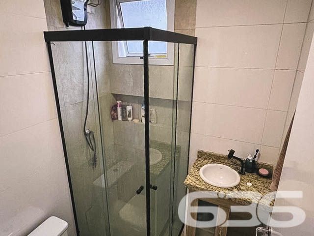 Descubra um estilo de vida único em Joinville, no bairro Aventureiro. Este apartamento oferece o equilíbrio perfeito entre conforto e privacidade. Idealizado para quem valoriza espaços ao ar livre, conta com um generoso jardim privativo e uma churrasqueira exclusiva, perfeitos para momentos de lazer e convívio social.

O imóvel se destaca por seu conceito aberto e integrado, promovendo um ambiente social amplo e acolhedor. A sala de estar e jantar se conecta harmoniosamente com a cozinha, que é um verdadeiro destaque. 

O apartamento conta ainda com uma vaga de garagem coberta e outra descoberta, aumentando a comodidade para você e sua família. Além disso, o imóvel possui banheiro completo, jardim, área de serviço, interfone, portão eletrônico, tudo isso cercado para sua segurança e privacidade.

Este é um convite para viver em um local onde cada detalhe foi pensado para oferecer conforto e estilo. Perfeito para quem busca um estilo de vida prático mas sem abrir mão do luxo e do espaço. Ideal para solteiros ou casais que desejam uma vida urbana vibrante, mas com a tranquilidade e o charme de um lar acolhedor e distintamente decorado.

Para mais informações e agendar uma visita, entre em contato com a 636 Negócios Imobiliários. Venha conhecer o cenário perfeito para a próxima etapa da sua vida!
 
636 NEGÓCIOS IMOBILIÁRIOS: A SUA MELHOR ESCOLHA
Com mais de 30 anos de experiência, a 636 Negócios Imobiliários é sua parceira ideal para encontrar o imóvel perfeito. Estamos prontos para ajudá-lo a fazer deste imóvel o seu novo lar.
 
Telefone: (47) 3451-0636
WhatsApp: (47) 99190-0636
 
Não perca esta oportunidade única. Visite nosso site para mais informações: i636.com.br