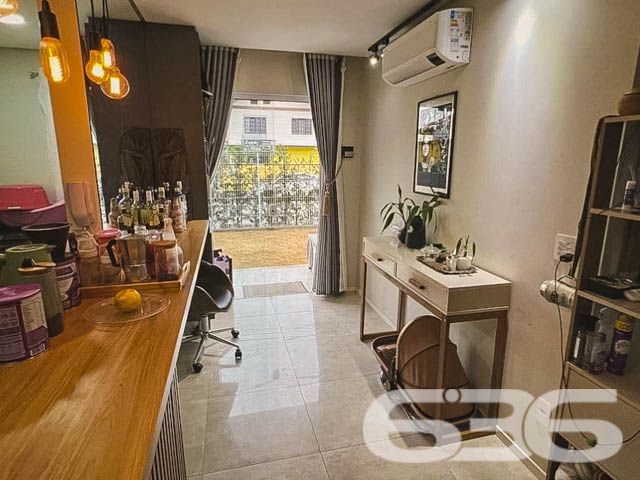 Descubra um estilo de vida único em Joinville, no bairro Aventureiro. Este apartamento oferece o equilíbrio perfeito entre conforto e privacidade. Idealizado para quem valoriza espaços ao ar livre, conta com um generoso jardim privativo e uma churrasqueira exclusiva, perfeitos para momentos de lazer e convívio social.

O imóvel se destaca por seu conceito aberto e integrado, promovendo um ambiente social amplo e acolhedor. A sala de estar e jantar se conecta harmoniosamente com a cozinha, que é um verdadeiro destaque. 

O apartamento conta ainda com uma vaga de garagem coberta e outra descoberta, aumentando a comodidade para você e sua família. Além disso, o imóvel possui banheiro completo, jardim, área de serviço, interfone, portão eletrônico, tudo isso cercado para sua segurança e privacidade.

Este é um convite para viver em um local onde cada detalhe foi pensado para oferecer conforto e estilo. Perfeito para quem busca um estilo de vida prático mas sem abrir mão do luxo e do espaço. Ideal para solteiros ou casais que desejam uma vida urbana vibrante, mas com a tranquilidade e o charme de um lar acolhedor e distintamente decorado.

Para mais informações e agendar uma visita, entre em contato com a 636 Negócios Imobiliários. Venha conhecer o cenário perfeito para a próxima etapa da sua vida!
 
636 NEGÓCIOS IMOBILIÁRIOS: A SUA MELHOR ESCOLHA
Com mais de 30 anos de experiência, a 636 Negócios Imobiliários é sua parceira ideal para encontrar o imóvel perfeito. Estamos prontos para ajudá-lo a fazer deste imóvel o seu novo lar.
 
Telefone: (47) 3451-0636
WhatsApp: (47) 99190-0636
 
Não perca esta oportunidade única. Visite nosso site para mais informações: i636.com.br