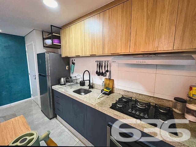 Descubra um estilo de vida único em Joinville, no bairro Aventureiro. Este apartamento oferece o equilíbrio perfeito entre conforto e privacidade. Idealizado para quem valoriza espaços ao ar livre, conta com um generoso jardim privativo e uma churrasqueira exclusiva, perfeitos para momentos de lazer e convívio social.

O imóvel se destaca por seu conceito aberto e integrado, promovendo um ambiente social amplo e acolhedor. A sala de estar e jantar se conecta harmoniosamente com a cozinha, que é um verdadeiro destaque. 

O apartamento conta ainda com uma vaga de garagem coberta e outra descoberta, aumentando a comodidade para você e sua família. Além disso, o imóvel possui banheiro completo, jardim, área de serviço, interfone, portão eletrônico, tudo isso cercado para sua segurança e privacidade.

Este é um convite para viver em um local onde cada detalhe foi pensado para oferecer conforto e estilo. Perfeito para quem busca um estilo de vida prático mas sem abrir mão do luxo e do espaço. Ideal para solteiros ou casais que desejam uma vida urbana vibrante, mas com a tranquilidade e o charme de um lar acolhedor e distintamente decorado.

Para mais informações e agendar uma visita, entre em contato com a 636 Negócios Imobiliários. Venha conhecer o cenário perfeito para a próxima etapa da sua vida!
 
636 NEGÓCIOS IMOBILIÁRIOS: A SUA MELHOR ESCOLHA
Com mais de 30 anos de experiência, a 636 Negócios Imobiliários é sua parceira ideal para encontrar o imóvel perfeito. Estamos prontos para ajudá-lo a fazer deste imóvel o seu novo lar.
 
Telefone: (47) 3451-0636
WhatsApp: (47) 99190-0636
 
Não perca esta oportunidade única. Visite nosso site para mais informações: i636.com.br