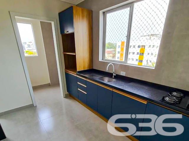 Descubra o privilégio de morar em Joinville, no elegante bairro Bom Retiro, com este apartamento excepcionalmente planejado para oferecer conforto e praticidade. Este imóvel é a escolha perfeita para quem busca uma vida de qualidade em um espaço moderno e aconchegante.

Este apartamento é composto por espaços bem distribuídos que incluem um dormitório, uma suíte, duas salas amplas que funcionam como sala de estar e jantar, duas cozinhas modernas totalmente equipadas, e duas sacadas com churrasqueiras, oferecendo vistas deslumbrantes do bairro. A qualidade do acabamento é evidente, com pisos de cerâmica de alta qualidade, janelas que garantem excelente iluminação natural e um ambiente tranquilo e privado.

Características Externas:

Garagem: Coberta, proporcionando segurança e comodidade
Localização: Rua pavimentada, facilitando o acesso a serviços e comércios locais
Segurança: Localizado em um edifício seguro, com acesso controlado, garantindo privacidade e proteção
O imóvel também conta com banheiros modernos e elegantes, destacando-se pelos acabamentos sofisticados e pela funcionalidade. A cozinha, coração deste lar, é destacada por armários planejados e design contemporâneo, perfeita para quem gosta de cozinhar e receber amigos.

Este apartamento não apenas oferece um espaço interior elegante e confortável, mas também está situado em um bairro tranquilo e acessível de Joinville, conhecido por sua atmosfera acolhedora e qualidade de vida.

Vantagens de Morar Aqui:

Proximidade a centros de compras, escolas de excelente qualidade e parques
Acesso rápido às principais vias da cidade
Comunidade segura e estruturada, ideal para todas as idades
 
636 NEGÓCIOS IMOBILIÁRIOS: A SUA MELHOR ESCOLHA
Com mais de 30 anos de experiência, a 636 Negócios Imobiliários é sua parceira ideal para encontrar o imóvel perfeito. Estamos prontos para ajudá-lo a fazer deste imóvel o seu novo lar.
 
Telefone: (47) 3451-0636
WhatsApp: (47) 99190-0636
 
Não perca esta oportunidade única. Visite nosso site para mais informações: i636.com.br
