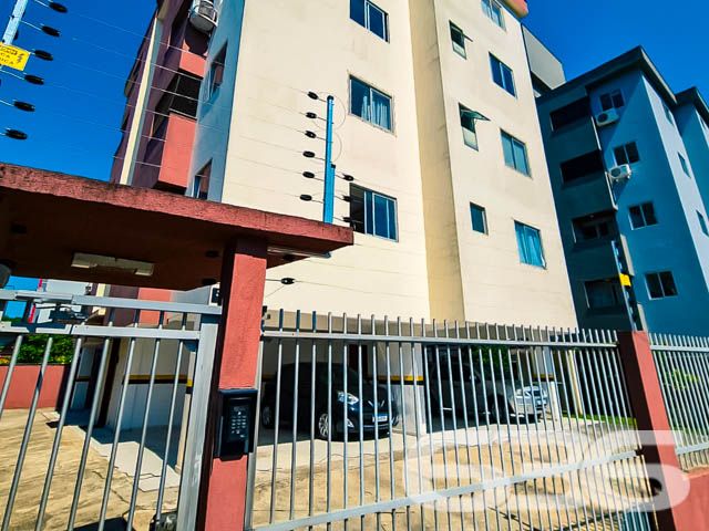 Descubra o privilégio de morar em Joinville, no elegante bairro Bom Retiro, com este apartamento excepcionalmente planejado para oferecer conforto e praticidade. Este imóvel é a escolha perfeita para quem busca uma vida de qualidade em um espaço moderno e aconchegante.

Este apartamento é composto por espaços bem distribuídos que incluem um dormitório, uma suíte, duas salas amplas que funcionam como sala de estar e jantar, duas cozinhas modernas totalmente equipadas, e duas sacadas com churrasqueiras, oferecendo vistas deslumbrantes do bairro. A qualidade do acabamento é evidente, com pisos de cerâmica de alta qualidade, janelas que garantem excelente iluminação natural e um ambiente tranquilo e privado.

Características Externas:

Garagem: Coberta, proporcionando segurança e comodidade
Localização: Rua pavimentada, facilitando o acesso a serviços e comércios locais
Segurança: Localizado em um edifício seguro, com acesso controlado, garantindo privacidade e proteção
O imóvel também conta com banheiros modernos e elegantes, destacando-se pelos acabamentos sofisticados e pela funcionalidade. A cozinha, coração deste lar, é destacada por armários planejados e design contemporâneo, perfeita para quem gosta de cozinhar e receber amigos.

Este apartamento não apenas oferece um espaço interior elegante e confortável, mas também está situado em um bairro tranquilo e acessível de Joinville, conhecido por sua atmosfera acolhedora e qualidade de vida.

Vantagens de Morar Aqui:

Proximidade a centros de compras, escolas de excelente qualidade e parques
Acesso rápido às principais vias da cidade
Comunidade segura e estruturada, ideal para todas as idades
 
636 NEGÓCIOS IMOBILIÁRIOS: A SUA MELHOR ESCOLHA
Com mais de 30 anos de experiência, a 636 Negócios Imobiliários é sua parceira ideal para encontrar o imóvel perfeito. Estamos prontos para ajudá-lo a fazer deste imóvel o seu novo lar.
 
Telefone: (47) 3451-0636
WhatsApp: (47) 99190-0636
 
Não perca esta oportunidade única. Visite nosso site para mais informações: i636.com.br