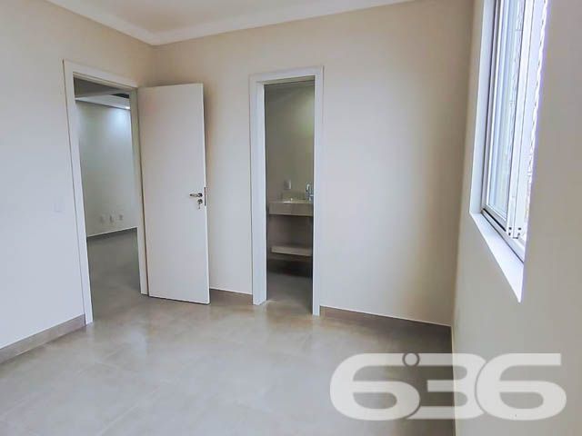 Descubra o privilégio de morar em Joinville, no elegante bairro Bom Retiro, com este apartamento excepcionalmente planejado para oferecer conforto e praticidade. Este imóvel é a escolha perfeita para quem busca uma vida de qualidade em um espaço moderno e aconchegante.

Este apartamento é composto por espaços bem distribuídos que incluem um dormitório, uma suíte, duas salas amplas que funcionam como sala de estar e jantar, duas cozinhas modernas totalmente equipadas, e duas sacadas com churrasqueiras, oferecendo vistas deslumbrantes do bairro. A qualidade do acabamento é evidente, com pisos de cerâmica de alta qualidade, janelas que garantem excelente iluminação natural e um ambiente tranquilo e privado.

Características Externas:

Garagem: Coberta, proporcionando segurança e comodidade
Localização: Rua pavimentada, facilitando o acesso a serviços e comércios locais
Segurança: Localizado em um edifício seguro, com acesso controlado, garantindo privacidade e proteção
O imóvel também conta com banheiros modernos e elegantes, destacando-se pelos acabamentos sofisticados e pela funcionalidade. A cozinha, coração deste lar, é destacada por armários planejados e design contemporâneo, perfeita para quem gosta de cozinhar e receber amigos.

Este apartamento não apenas oferece um espaço interior elegante e confortável, mas também está situado em um bairro tranquilo e acessível de Joinville, conhecido por sua atmosfera acolhedora e qualidade de vida.

Vantagens de Morar Aqui:

Proximidade a centros de compras, escolas de excelente qualidade e parques
Acesso rápido às principais vias da cidade
Comunidade segura e estruturada, ideal para todas as idades
 
636 NEGÓCIOS IMOBILIÁRIOS: A SUA MELHOR ESCOLHA
Com mais de 30 anos de experiência, a 636 Negócios Imobiliários é sua parceira ideal para encontrar o imóvel perfeito. Estamos prontos para ajudá-lo a fazer deste imóvel o seu novo lar.
 
Telefone: (47) 3451-0636
WhatsApp: (47) 99190-0636
 
Não perca esta oportunidade única. Visite nosso site para mais informações: i636.com.br